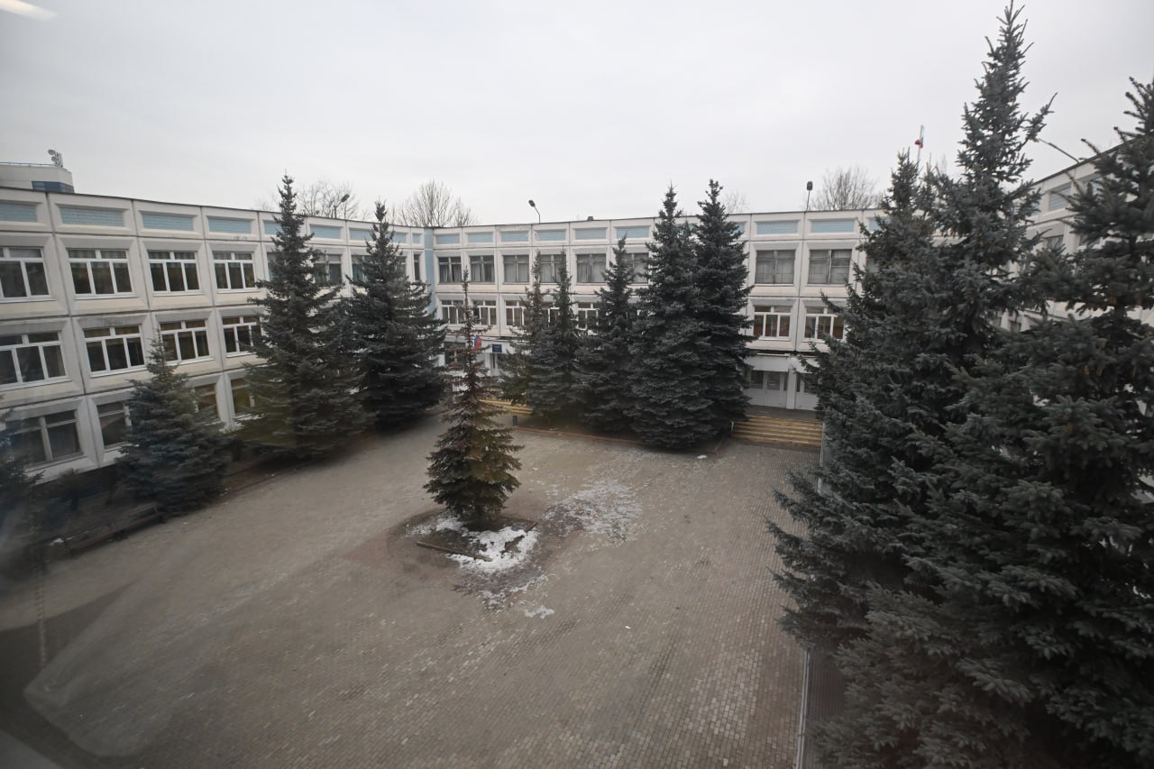 В Якутске до конца 2026 года сдадут три ключевых объекта мастер плана В Якутске завершают три объекта мастер плана среднюю школу 1 Высшую школу музыки и подготовку территорий микрорайона Спортивный Эти проекты повысят качество жизни и интеллектуальный потенциал столицы к 2032 году как отметил Глава Якутии Айсен Николаев в Послании Ил Тумэну По поручению Президента Владимира Путина после визита 18 июня 2024 года федеральный бюджет профинансирует Высшую школу музыки Новый корпус на 9 5 тыс кв м вместит 240 учащихся интернат на 150 мест концертный зал студию звукозаписи и спортзал Школа 1 на проспекте Ленина заменит аварийное здание 6 тыс кв м 253 ученика в смену 23 человека в классе плюс спортплощадки В Спортивном 53 га снесут 160 домов 90 тыс кв м построят 52 новых 323 тыс кв м для 13 5 тыс жителей Старт дан Якутск меняется