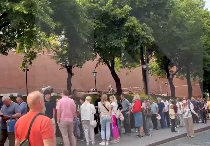 Сотни человек ждут своей очереди, чтобы попасть в мавзолей Ленина.   Такой ажиотаж вокруг комплекса возник не случайно. Мавзолей хотят закрыть на реставрацию в ближайший месяц. Работы продлятся до июня 2027 года.  Мавзолей Ленина — это памятник-усыпальница на Красной площади у Кремлёвской стены в Москве, где с 1924 года в прозрачном саркофаге сохраняется тело Владимира Ленина. С 1989 года по настоящее время ведутся споры о захоронении Ленина и закрытии мавзолея.   : скриншот видео  Подписаться       Буст