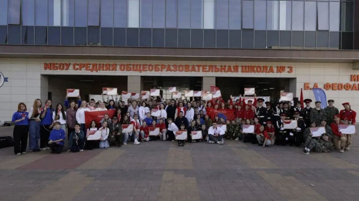 В Мытищах прошёл региональный слёт проекта Хранители истории В городском округе Мытищи на базе школы 3 имени Б А Феофанова состоялся региональный слёт проекта Хранители истории Этот проект реализуется в рамках направления Патриотизм и историческая память Участники мероприятия получили возможность углубить свои знания об истории родного региона развить организаторские и творческие способности а также внести вклад в сохранение исторической памяти По информации пресс службы Министерства образования Московской области проект направлен на укрепление системы ценностей ориентированных на сохранение исторической памяти Для этого используется деятельностный подход который позволяет молодым людям активно участвовать в мероприятиях и проектах На торжественном открытии слета присутствовали представители администрации городского округа Мытищи руководители образовательных учреждений молодёжных организаций и педагогического сообщества Также в мероприятии приняли участие бойцы специальной военной операции В программе слета участники включая юнармейцев членов военно патриотических клубов и кадетских классов прошли через разнообразные испытания Среди них были марш бросок лазертаг стрельба медицинская подготовка занятия на скалодроме и лекция по музейному делу Кроме того на слете были вручены награды победителям регионального конкурса Шеврон форму красит и проекта Именами героев Фото Министерство образования Московской области taplink cc mytishiadmin мытищи новости