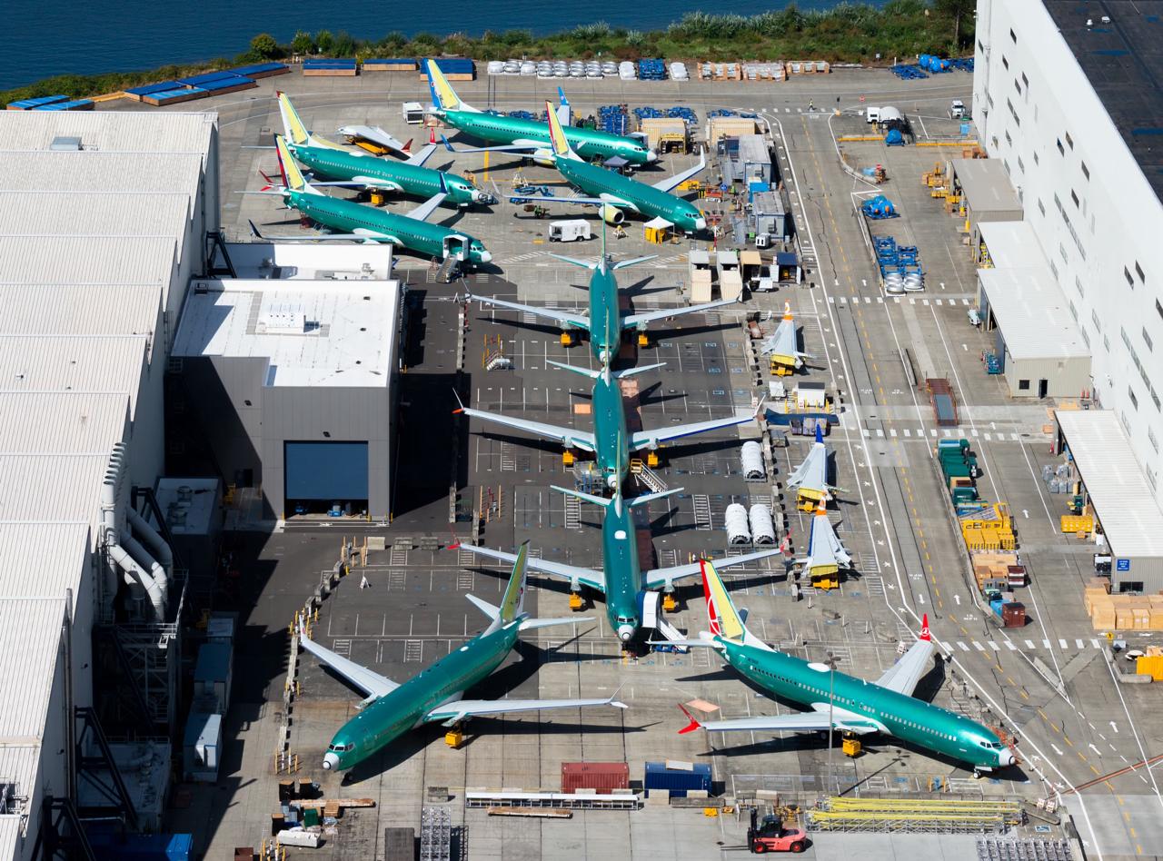 Boeing получил согласие FAA на увеличение темпов выпуска 737 MAX Американская корпорация Boeing получила в пятницу одобрение Федерального управления гражданской авиации США FAA на повышение темпов выпуска самолётов модели 737 MAX до 42 единиц в месяц Акции Boeing выросли на 1 2 в ходе внебиржевых торгов Ограничение в 38 самолётов действовавшее с января прошлого года из за очередного серьезного происшествия с самолётом этой модели наконец было ослаблено Это первый шаг к полному снятию ограничений введённых после громкого инцидента с Alaska Airlines в январе 2024 года Напомним тогда у самолёта 737 MAX 9 во время полёта вырвало заглушка аварийного выхода из за отсутствующих болтов Решение стало важным сигналом регулятор подтверждает что Boeing может безопасно повышать выпуск хотя контроль за заводами остаётся усиленным На предприятиях в районе Сиэтла уже устанавливают новое оборудование готовясь к росту темпов сборки В FAA заявили что её специалисты провели всестороннюю проверку производственных линий Boeing чтобы убедиться что повышение темпов выпуска будет осуществляться безопасно Для Boeing это критически важно за годы кризисов компания накопила 53 млрд долларов долга и не получала прибыль с 2018 года Возврат к ритму производства и поставок позволит начать восстановление финансового положения В прошлом месяце FAA частично восстановило право Boeing самостоятельно выдавать сертификаты лётной годности для новых самолётов моделей 737 MAX и 787 Dreamliner Это право было отозвано в 2019 году после катастроф в Индонезии и Эфиопии а в 2022 м для широкофюзеляжных 787 из за проблем с качеством производства Однако риски сохраняются цепочки поставок остаются нестабильными а FAA недавно наложило на Boeing штраф за нарушения на заводах 737 Тем не менее аналитики отмечают что нынешняя подготовка к росту производства выглядит более системной чем раньше и это может стать началом выхода компании из затяжного кризиса AviaNews