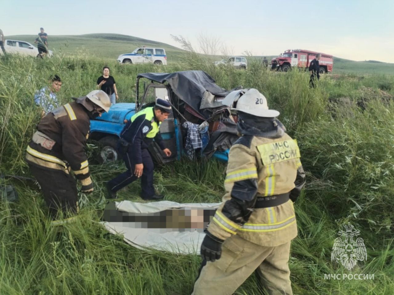 В Забайкалье за минувшие сутки:    Ликвидирован 1 пожар сухой растительности:  В 8 километрах от села Досатуй Приаргунского округа огнеборцы пожарно-спасательной части №30 МЧС России ликвидировали пожар сухой растительности на площади 1 гектар.    Ликвидированы 8 техногенных пожаров:  В Чите по улице Лазо произошло возгорание бани. Пожар ликвидировали огнеборцы пожарно-спасательной части №3 МЧС России на площади 10 квадратных метров.      На ДТП пожарно-спасательные подразделения привлекались 3 раза. В одном случае спасатели отключали аккумуляторную батарею и деблокировали погибшего: в Калганском муниципальном округе водитель автомобиля совершил съезд с дороги с последующим опрокидыванием.     На водных объектах зарегистрировано 1 происшествие: На озере Иван утонул подросток 2008 года рождения. Тело извлечено из воды поисково-спасательной службой.     22 июля днем местами кратковременные дожди, грозы. Ветер северо-западный  2-7 м/с,  в отдельных районах 7-12 м/с. Температура +26…+31°, местами +21…+26º.