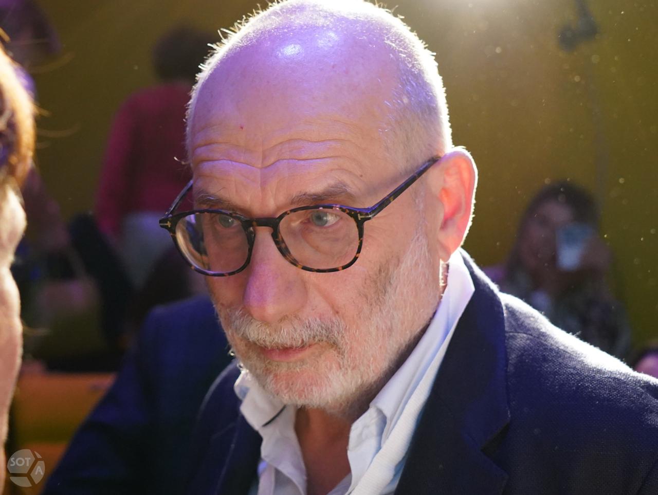 Бориса Акунина заочно приговорили к году заключения по иноагентскому делу Бориса Акунина Григория Чхартишвили признали виновным в нарушении порядка деятельности иноагента и заочно назначили ему год лишения свободы Писателю вменили 76 публикаций без соответствующей плашки 14 июля 2 й Западный окружной военный суд заочно приговорил Акунина к 14 годам заключения по статьям об оправдании терроризма и склонении к нему а также о нарушении порядка деятельности иноагента В совокупности наказание составит 15 лет заключения однако приговоры еще не вступили в силу Фото архив SOTAvision