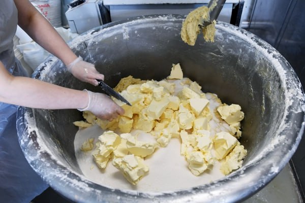 За границей дешевле Поставки маргариновой продукции из за рубежа в Россию за 12 месяцев выросли на 41 пишет газета Коммерсант Кондитерские и хлебопекарные предприятия демонстрируют повышенный спрос на жиры из стран ближнего зарубежья поскольку они на 14 5 дешевле чем российские Особенно заметно вырос импорт из Казахстана Маргарин используется при производстве мучных сладостей спрос на которые резко растет из за снижения интереса к заметно подорожавшей шоколадной продукции