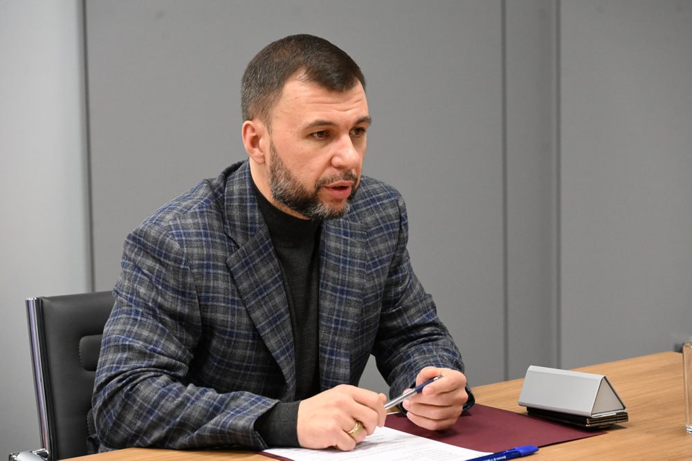 Глава ДНР дал ряд поручений на еженедельном оперативном совещании    руководителю штаба по воде, главе Правительства ДНР Андрею Черткову усилить контроль за исполнением плана по восполнению ресурса в обмелевших водоемах.    до 1 октября подключить и капитально отремонтировать наружные сети теплоснабжения в Мироновском и Светлодарске;    в середине августа Денис Пушилин проведёт традиционную прямую линию. Дополнительно он поручил всем главам муниципалитетов, министрам, руководителям ресурсоснабжающих организаций поручил провести свои прямые линии до 18 августа;    Минтрансу ДНР совместно с главами муниципалитетов поручено до 18 августа проинформировать граждан о планах ремонта дорог.  Фото: Администрация Главы ДНР