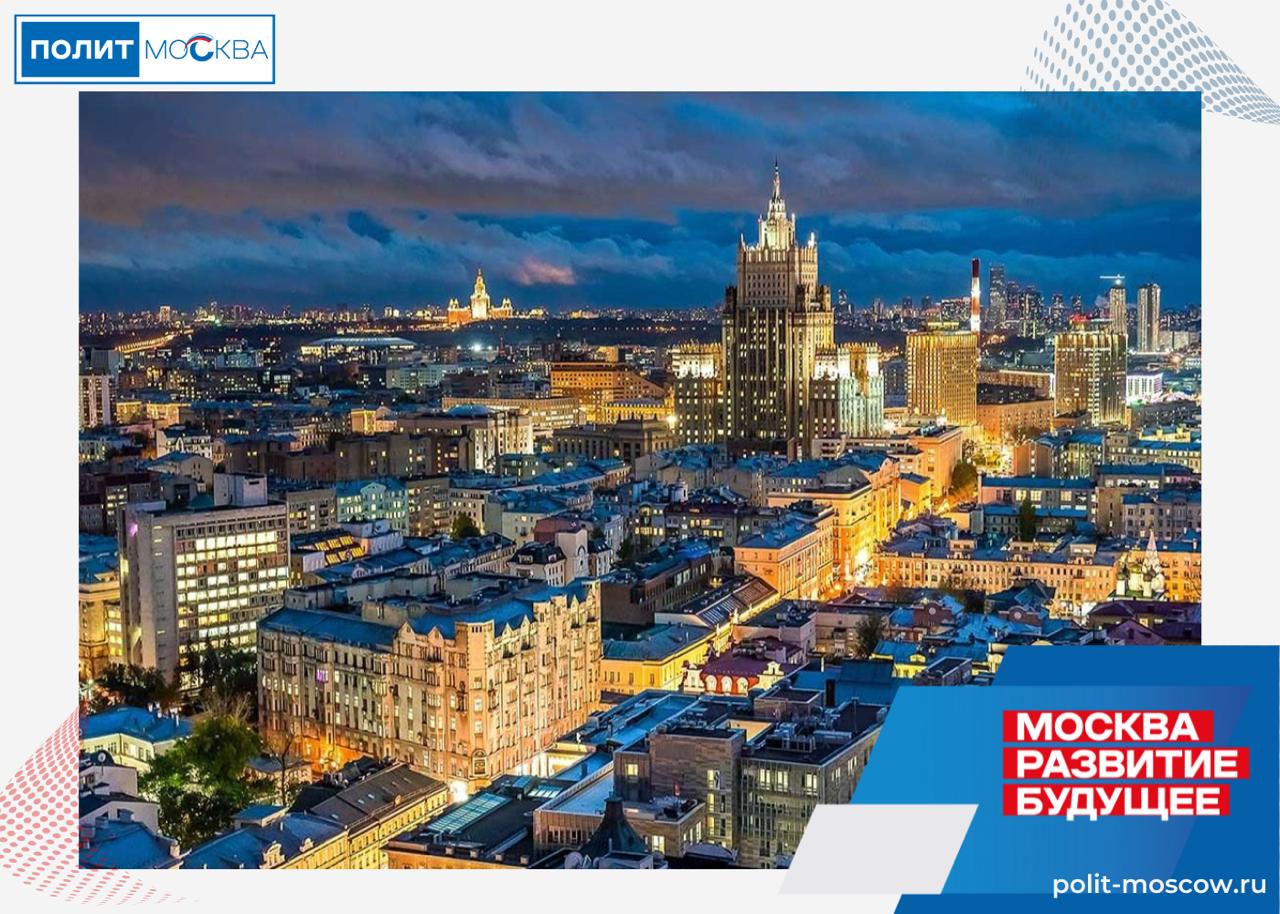 Сергей Собянин Более 26 тысяч приборов наружного освещения установят в этом году Москва входит в топ 3 наиболее освещенных мегаполисов планеты При этом благодаря энергосберегающим технологиям и умным системам управления электропотребление городского освещения практически не растет В прошлом году архитектурно художественная подсветка украсила порядка 100 объектов В их числе фасады школ реконструированных в рамках программы Моя школа Живописный мост новая Царская набережная в музее заповеднике Коломенское и Театр имени Пушкина отметил Мэр Москвы  Начиная с 2011 года в Москве реализуют программу улучшения уличного освещения и развития светоцветовой среды города Новые опоры оснащают современными энергоэффективными светильниками которые снижают потребление электроэнергии до 30 процентов За эти годы в городе установили 536 тысяч приборов наружного освещения Их количество увеличилось более чем в два раза до 885 тысяч штук В начале 2011 го таких приборов было 349 тысяч Число зданий и сооружений с архитектурно художественной подсветкой выросло более чем в четыре раза достигнув 2390 объектов В 2025 году смонтировали 58 тысяч приборов наружного освещения ПолитМосква Подписаться