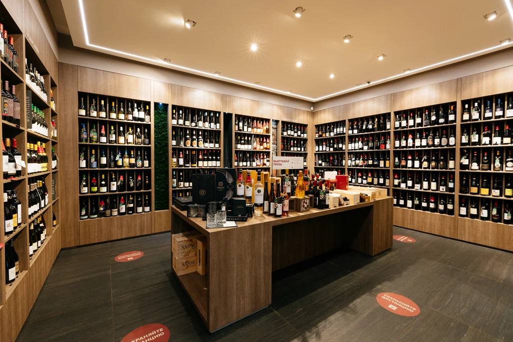 В 2025 году потребление алкоголя в России продолжило снижаться однако динамика по категориям и регионам оказалась неоднородной Согласно исследованию аудиторско консалтинговой сети FinExpertiza пишет РБК Вино продажи крепкого алкоголя на душу взрослого населения сократились на 2 1 до 10 4 л вина на 4 6 до 7 1 л а пива на 15 5 до 61 5 л Лидером по крепкому алкоголю стала Карелия 21 2 л на взрослого жителя за ней следуют Сахалинская область Коми Чукотка и Магаданская область Максимальные показатели потребления вина зафиксированы в Московской области 12 1 л Карелии 12 л и Санкт Петербурге 11 8 л По пиву первое место заняла Мурманская область 98 6 л Минимальные значения традиционно демонстрируют регионы Северного Кавказа что связано с культурными и религиозными особенностями Эксперты отмечают структурные изменения меняется модель потребления молодежь смещает спрос в сторону коктейльной культуры а падение легальных продаж пива может быть связано с ростом акцизов и ограничениями Адский e comm и ритейл в MAX