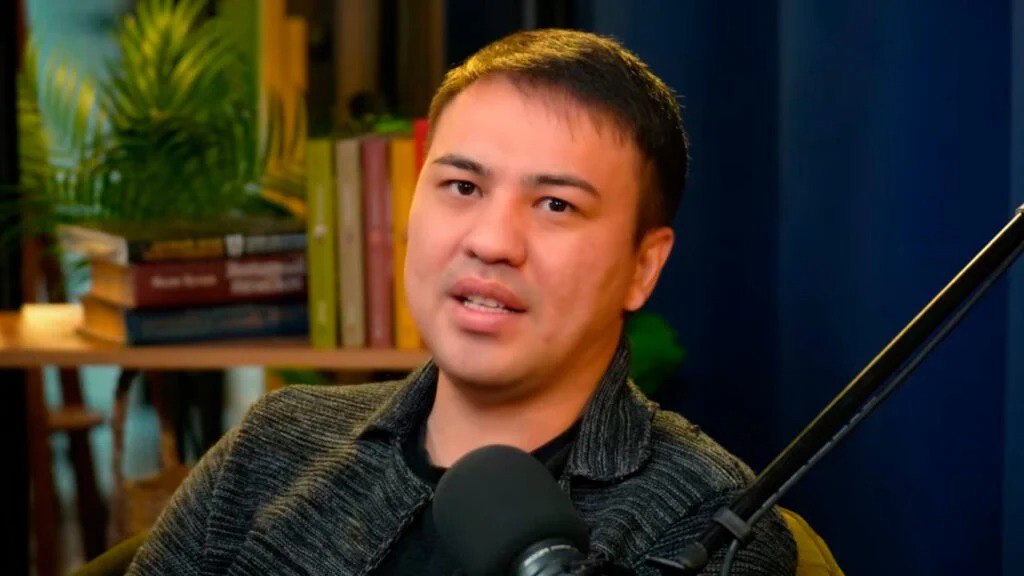 Финансист не видит поводов для паники из за слухов о ликвидации одного банка в Казахстане Финансист и практикующий инвестор Турар Абди прокомментировал для Digital Business слухи о возможном закрытии одного из казахстанских банков которые активно распространяются в соцсетях после совещания в АФМ По словам собеседника вокруг темы возникло много домыслов однако причин для паники он совершенно не видит Более того о закрытии какого либо из банков на совещании не говорилось вовсе Даже если это так это точно не Халык не БЦК не Каспи и не Фридом у них нормально с бизнесом оборотами и контролем Зачем им такие риски Даже если такой сценарий возможен речь пойдет только о мелком банке И главное не паникуйте У нас депозиты застрахованы до 10 млн тенге по обычным депозитам и до 20 млн тенге по сберегательным Даже если какой то банк сейчас лишится лицензии деньги в этих пределах защищены У меня уже лично был такой опыт в QAZAQ Bank успокоил специалист говорит собеседник Подробнее на сайте