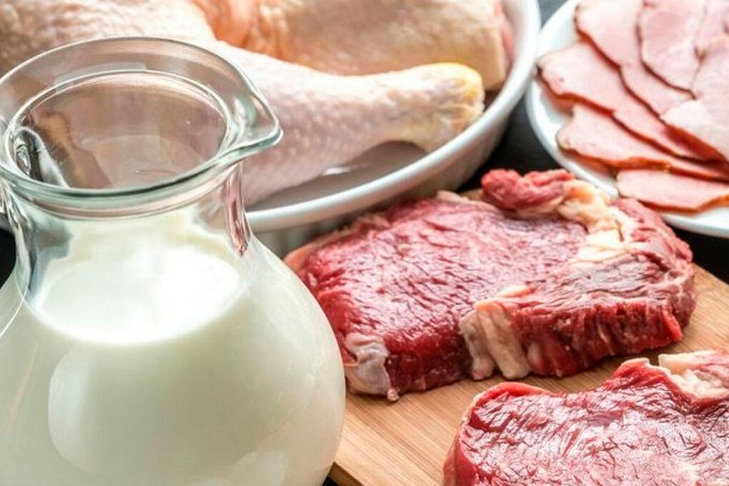 Десять партий мясной и молочной продукции из будущего обнаружили в Нижегородской области специалисты Россельхознадзора. На предприятии ООО «Убойно-производственный комплекс "Авангард"» были оформлены говяжьи субпродукты с датой выработки 30 мая 2025 года. Также нашли незаконный творог от физлица Серебровой Т.Н., шоколадный пломбир от ИП Теличкина И.В. Кроме того, нарушения при оформлении документов допускали ветврачи. Всем нарушителям выданы предупреждения. Документы, оформленные с ошибками, аннулированы.