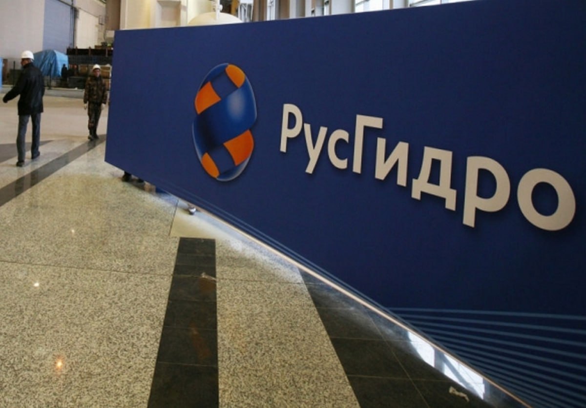 На гидроэнергетику нет денег  "Русгидро" приступило к проектированию пока лишь одной новой гидроэлектростанции на Дальнем Востоке — Нижне-Зейской на 400 МВт. Это связано с нехваткой собственных средств на реализацию проектов.   При этом Генсхема размещения объектов электроэнергетики предполагает строительство на Дальнем Востоке 5 гидроэлектростанций  ГЭС  и одной гидроаккумулирующей электростанции общей установленной мощностью 3,8 ГВт. В частности, в документе указаны Ивановская ГЭС на 210 МВт, Мокская ГЭС на 1200 МВт, Канкунская ГЭС на 1000 МВт, Приморская ГАЭС на 600 МВт, Нижне-Неманская ГЭС на 360 МВт, Нижне-Зейская ГЭС на 428 МВт.  Член правления "Русгидро" Роман Бердников на форуме "Тепло и энергетика" сообщил, что сейчас компания загружена строительством тепловой генерации на Дальнем Востоке и финансовые ковенанты у этих проектов "не самые простые". После того, как будет начнет осуществляться возврат инвестиций от этих проектов "одну гидроэлектростанцию собственными силами можно потянуть, но это максимум", отметил он.  "И то это будет не в 2028 году, это будет значительно позже", — добавил Бердников.  "Русгидро" объявило о начале проектирования Нижне-Зейской и Селемджинской ГЭС весной 2023 г. Однако источники финансирования для реализации этих проектов пока не удалось.   При этом гидропотенциал региона гораздо выше, что позволяет построить еще не менее 10 ГЭС на 7,5 ГВт, оценивало ранее Минэнерго России.
