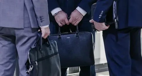 Российские бизнесмены попавшие под санкции подали иски к ЕС на 53 млрд из за ареста их активов всего с помощью инструмента урегулирования споров ISDS инициировано 28 разбирательств сообщила ETJC Организация уточнила что сумма которую требуют предприниматели почти равна бюджету военной помощи которую Евросоюз предоставляет Украине с 2022 года Блок уже работает над тем чтобы не исполнять решения вынесенные на основании ISDS право на блокировку их признания и исполнения в ЕС включено в 18 й пакет санкций сообщал в начале декабря Международный институт устойчивого развития jkinvest news jkinvest