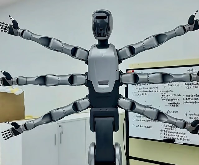 Представлен первый гуманоидный робот с шестью руками На выставке в китайском Гуанчжоу компания Midea представила новую модель человекоподобного робота Miro U Машина отличается уникальной конструкцией шесть рук и колёсное шасси Такое решение позволяет ему эффективно выполнять сложные задачи повышая уровень автоматизации в промышленности Роботизированный помощник поддерживает вертикальный подъём и вращение на 360 градусов К концу 2025 года компания Midea планирует начать эксплуатацию робота Miro U на своём заводе стиральных машин в городе Уси   Подпишись на MASHNEWS