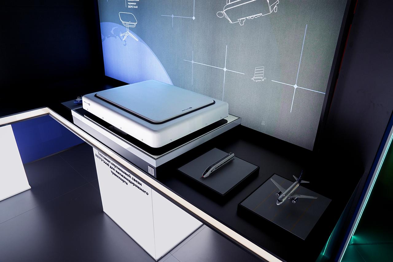 Хорошую связь на железных дорогах должна будет обеспечить спутниковая группировка Разработчик и создатель российского аналога Starlink компания Бюро 1440 представила прототип терминала спутниковой связи спроектированного для железнодорожных составов Необходимость его появления вызвана тем что на многих участках железных дорог в нашей стране еще нет стабильной современной связи Между тем быстрый и бесперебойный интернет нужен не только пассажирам он важен и для оперативного управления составами А там и для развития беспилотных технологий Как говорится в релизе компании инженеры учли ключевые требования железнодорожного транспорта а именно Работа в диапазоне от 50 C до 50 C Устойчивость к постоянной вибрации Питание от бортовой сети 110 В Стабильная связь на скорости до 400 км ч Универсальность установки на различные типы составов от локомотивов и поездов дальнего следования до составов ВСМ Скорость 400 км час и указание на ВСМ обращают на себя внимание Казалось бы на высокоскоростной магистрали между Петербургом и Москвой хорошие интернет и мобильная связь должны быть и без спутников Но пока на практике и на нынешнем главном ходу Октябрьской железной дороги связь стабильна не везде Тесты новой системы должны начаться в 2026 году причем сразу на нескольких направлениях А в 2027 году обещают разработчики система заработает в полную силу после окончательного развертывания группировки из 270 спутников на низкой околоземной орбите Вслед за поездами интернет должен появиться на борту самолетов российского производства а также вдоль Северного морского пути Монокль главное о русском бизнесе и не только Подписаться