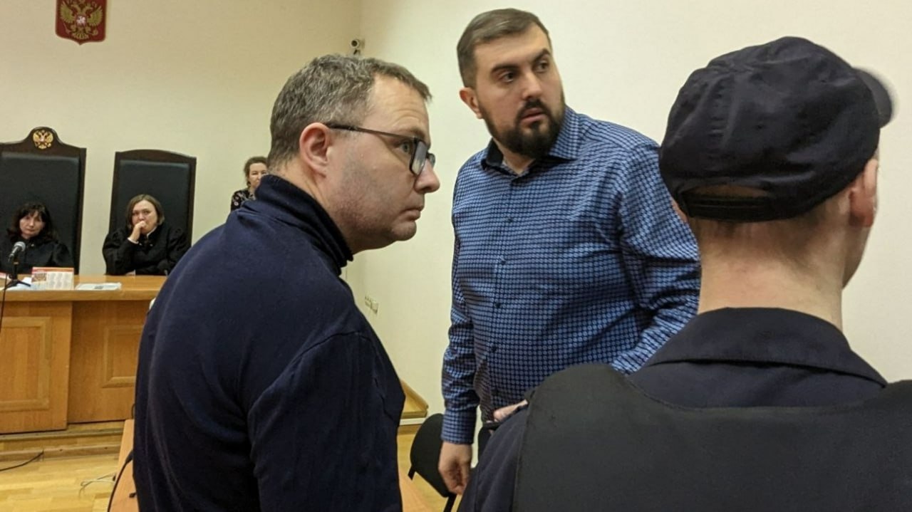 Жалобу посредника во взяточном деле экс заммэра Барнаула Шеломенцева рассмотрят в кассации Восьмой кассационный суд общей юрисдикции в Кемерове 18 сентября 2025 года рассмотрит жалобу бывшего заместителя председателя дорожного комитета Барнаула Сергея Щукина который выступил посредником в даче взяток экс заместителю мэра города Антону Шеломенцеву Информация об этом есть на сайте суда Ранее Алтайский краевой суд в апелляционной инстанции назначил Щукину три года строгого режима со штрафом в размере 2 млн рублей Судебное заседание по делу состоится 18 сентября в 09 40 Жалобу в кассацию подал адвокат Щукина 12 августа 2025 года Подробнее в нашем материале Фото amic ru