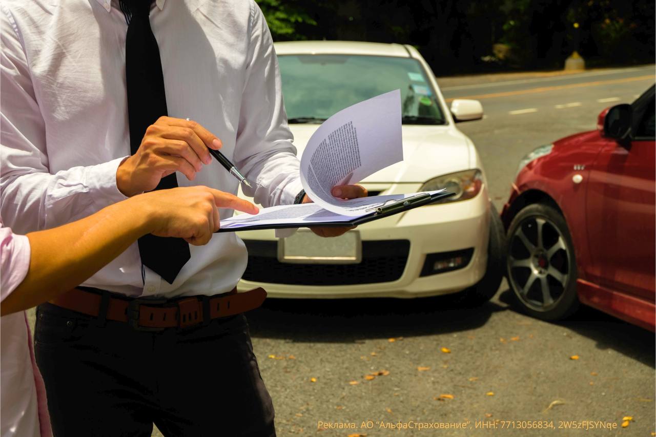 В Новосибирске уровень мошенничества в ОСАГО к сожалению остаётся стабильно высоким и как следствие автоподставщики обходятся простым водителям слишком дорого По данным Банка России Новосибирская область снова в красной зоне среди регионов с одним из самых высоких уровней мошенничества по ОСАГО ДТП обходятся страховщикам всё дороже средняя выплата выросла почти на 21 а объём выплат в области уже превышает сборы Обращений по ОСАГО здесь примерно на 46 больше чем в среднем по стране Почти каждый пятый страховой случай приходится на водителей которые обращаются за выплатами регулярно Именно такие схемы толкают тарифы ОСАГО вверх и в итоге платить приходится честным автовладельцам В АльфаСтрахование подтверждают за девять месяцев количество обращений с признаками мошенничества выросло почти вдвое в связи с чем страховщик усиливает проверки В Новосибирском филиале каждый спорный случай проходит детальный анализ а информация по сомнительным обращениям передаётся в МВД Такой подход позволяет блокировать схемы на ранних этапах и защищает добросовестных водителей от последствий чужих манипуляций
