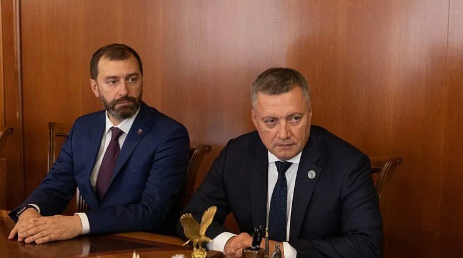 Депутаты Заксобрания поддержали ­«свежую струю» для муниципальной службы в Иркутской области  Губернатор Иркутской области внёс законопроект о снижении квалификационных требований для поступления на муниципальную службу участников СВО  Участники специальной военной операции могут участвовать в конкурсе на замещение вакантных должностей на муниципальной службе с опытом работы по специальности от 1 года. Для остальных соискателей опыт по специальности должен быть не менее двух лет.   Соответствующий законопроект внёс в Законодательное собрания Иркутской области губернатор Игорь Кобзев. И депутаты, как обычно, поддержали инициативу губернатора по поддержке участников СВО, которые уже вернулись на гражданскую жизнь, и членов их семей.  ­«Вопрос по социализации, адаптации, переквалификации этих проверенных настоящих парней на муниципальной и государственной службе. Сегодня мы снизили квалификационные требования для участников СВО при поступлении на муниципальную службу. Надеемся, ­«свежая струя» с правильным взглядом на происходящие события поможет нашим муниципалитетам быть ближе к нашим жителям», — рассказал председатель Законодательного собрания Иркутской области Александр Ведерников.