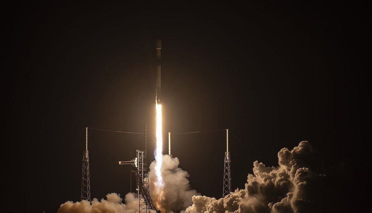 Южная Корея запустила пятый спутник шпион для слежки за Северной Кореей пишет Yonhap Пятый военный разведывательный спутник Южной Кореи запущенный с американской космической базы во Флориде с помощью ракеты SpaceX Falcon 9 успешно вышел на орбиту сообщило министерство обороны Ожидается что этот шаг укрепит возможности страны в области независимого наблюдения поможет лучше отслеживать ситуацию в Северной Корее и снизит зависимость от снимков США Запуск этого спутника является частью программы из пяти военных запусков которые планируется завершить до конца 2025 года Caucasian bureau