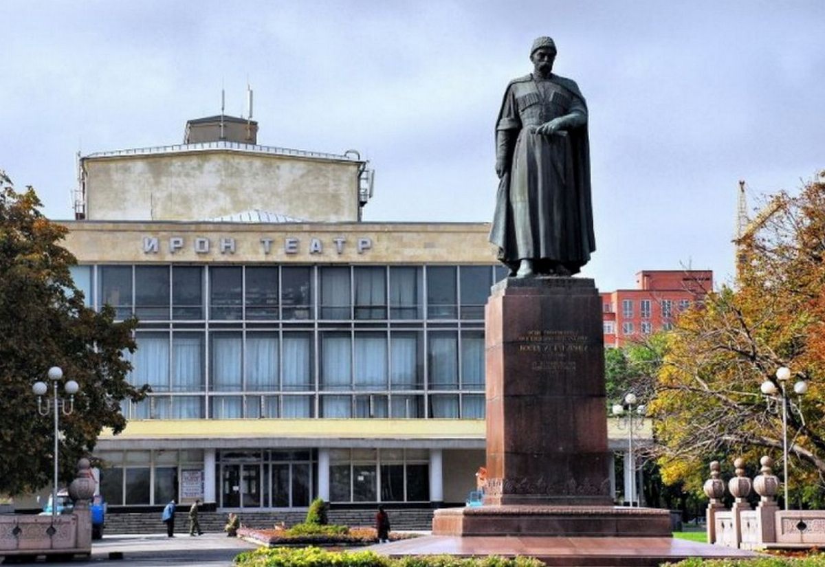 «Главное, чтобы ремонт прошел безболезненно для нас» — Гиви Валиев  К 5 октября руководство Осетинского театра предоставит главе республики проектно-сметную документацию по реконструкции театра, сообщил на пресс-конференции художественный руководитель Гиви Валиев.  При этом он выразил некоторые опасения в связи с предстоящим ремонтом.  «Я знаю, что глава республики поднимал вопрос ремонта на Совете Федерации. Мы безмерно благодарны, потому что театр и вправду нуждается в реконструкции. Очень бы хотелось, чтобы это был безболезненный ремонт. Здесь есть огромный репертуар, который ни на одной площадке не поместится. Здесь есть огромное количество актеров, которые работают. Если они говорят на осетинском языке, они два, три, четыре год будут без театра. Мы никогда больше не соберём труппу. У нас нет кондиционирования, у нас плохая акустика, у нас плохой свет. Все, что сегодня есть, это мы как-то содержим. Я уверен, что все получится. У нас готова проектно-сметная документация, но нужно сделать перерасчеты», — сказал он.  Напомним, вопрос реконструкции Северо-Осетинского государственного академического театра им. В. Тхапсаева вошел в постановление Совета Федерации о господдержке социально-экономического развития республики.  Фото
