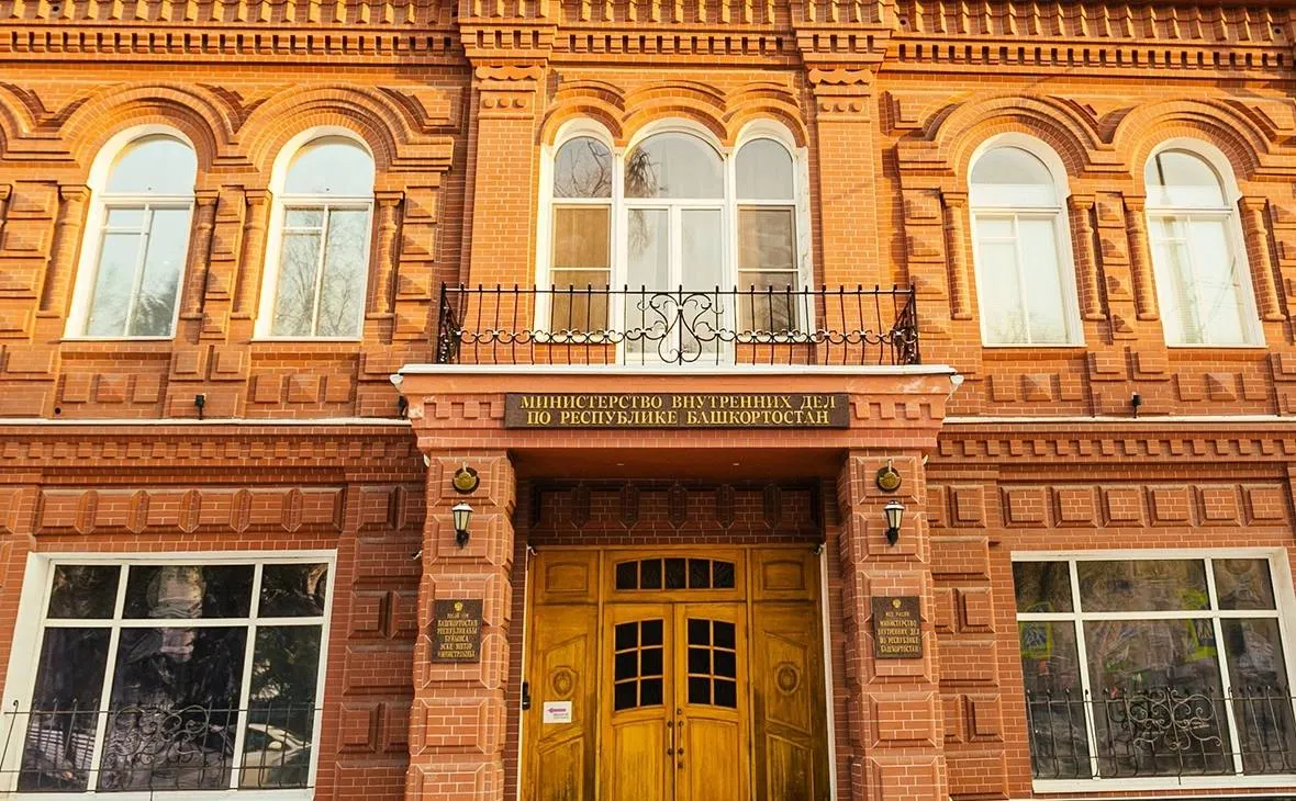 Экс главе антикоррупционного отдела МВД в Стерлитамаке вынесли приговор В Стерлитамаке вынесен приговор бывшему начальнику межрайонного отдела Управления по экономической безопасности и противодействию коррупции УЭБиПК МВД по Башкирии и его знакомому Их признали виновными в получении взятки в особо крупном размере и посредничестве при получении взятки сообщили в прокуратуре республики По данным РБК Уфа на скамье подсудимых оказались Сергей Миронов и Наиль Мажитов Как установил суд в мае 2025 года Миронов узнал что глава местной компании завышал стоимость продукции при ее поставках на одно предприятие Он предложил бизнесмену заплатить 6 млн руб чтобы избежать полицейской проверки Суд приговорил бывшего полицейского к 11 5 года лишения свободы в колонии строгого режима с запретом работать в правоохранительных органах на десять лет и штрафом в 10 кратном размере суммы взятки Мажитов получил 7 5 года лишения свободы в колонии строгого режима со штрафом в пятикратном размере взятки В июне прошлого года сотрудники УФСБ задержали Миронова при получении денег Вскоре его уволили из органов в связи с утратой доверия РБК Уфа в Telegram РБК Уфа в MAX