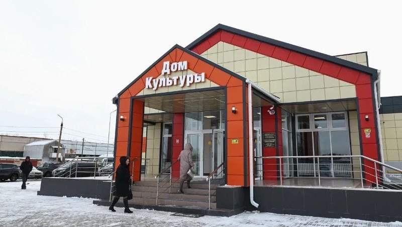 Жители села Икряное получили современный культурный центр к Новому году В своём канале в мессенджере MAX губернатор Астраханской области Игорь Бабушкин поделился важной новостью для Икрянинского района Новый Дом культуры стал заменой старого аварийного здания снесённого ещё в 2000 году Центр построенный в рамках нацпроекта Культура оснащён просторным зрительным залом на 300 мест и кабинетами для кружковой работы В ближайшее время учреждение получит современное звуковое и световое оборудование Администрация района уже готовит заявку на федеральный конкурс Малые города для обустройства прилегающей территории парка по мотивам русских сказок Губернатор выразил надежду что объект станет сердцем всего Икрянинского района и местом сохранения народных традиций Астрахань 24 в МАХ