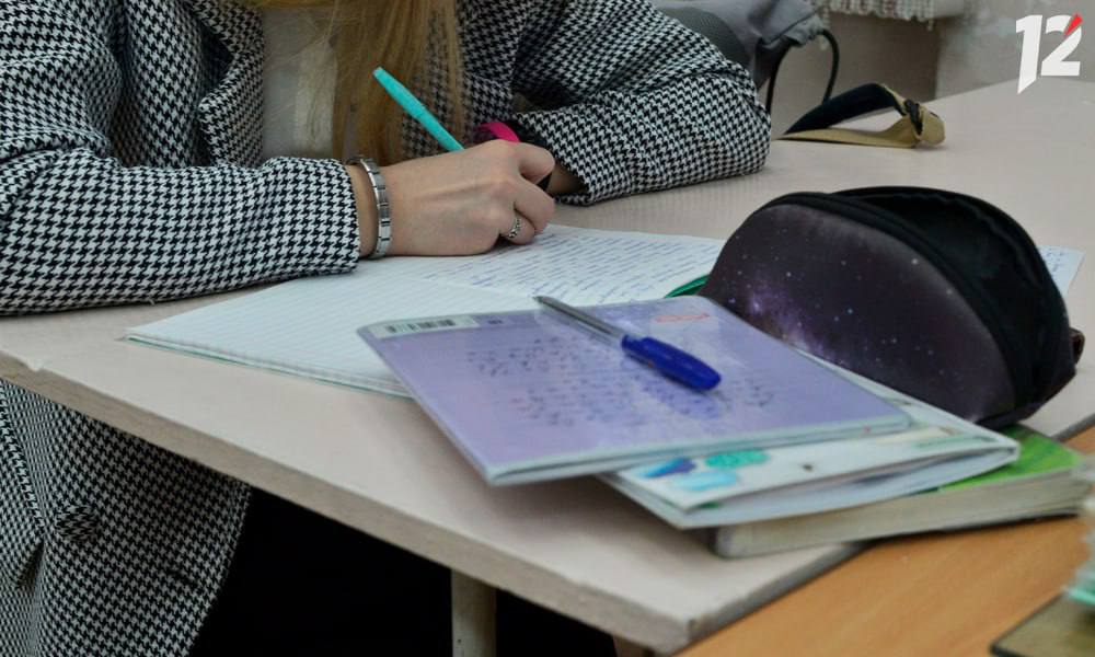 Эксперты одобрили омский подход к решению дефицита педагогов Политконсультант Павел Склянчук и депутат Госдумы Олег Матвейчук положительно оценили решение губернатора Виталия Хоценко направить дополнительные средства на стипендии студентам целевикам и учащимся подготовительных курсов педагогических специальностей Всего прибавку получат 337 будущих педагогов Павел Склянчук отметил что региональные власти выбрали путь выращивания и закрепления кадров вместо обязательной отработки Заставишь человека три года поработать в глухой местности он будет работать спустя рукава А если это его малая Родина а власти ещё доплачивают то это другое дело пояснил эксперт Депутат Олег Матвейчев подчеркнул системный характер проблемы кадрового дефицита в образовании По его словам коренная причина ситуации нежелание молодёжи идти в педагоги поэтому решить вопрос кардинально пока не получается ни в одном регионе страны   Подписывайтесь на 12 канал в МАХ