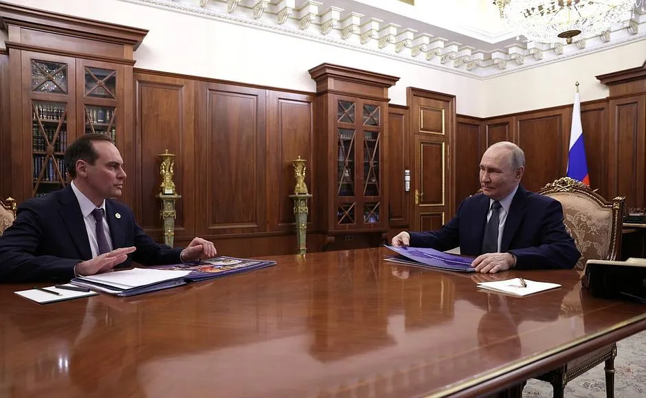 Президент Владимир Путин положительно оценил результаты работы главы Мордовии Артёма Здунова на встрече в Кремле Здунов сообщил об улучшении финансово экономической ситуации подчеркнув важность наведения порядка в этой сфере По его словам собственные доходы региона выросли вдвое ВРП увеличился на 3 за год и на 17 за пять лет а промышленность на 34 Зарплаты растут особенно в промышленности в бюджетной сфере медленнее Читайте нас в МАКС Подписаться Прислать новость