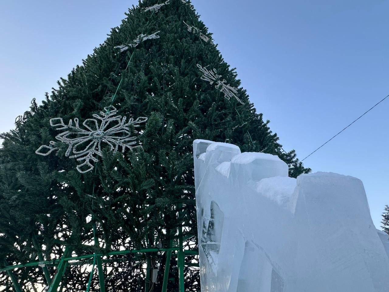 В Бийске скоро откроют новогодний городок   На Петровском бульваре активно идет сооружение праздничного новогоднего городка. Главную городскую елку уже установили, сообщил глава алтайского наукограда Виктор Щигрев.  Т акже скульпторы привезли лед и уже работают над созданием фигур. В этом году они украшают цоколь ели, создают фотозоны «33 богатыря», «Руслан и Людмила», а также лабиринт для детей.  На территории установят три деревянные горки для катания ребят, причем одна из них будет более крупной  с малым и большим скатами . Их будут заливать после прохождения специального освидетельствования.