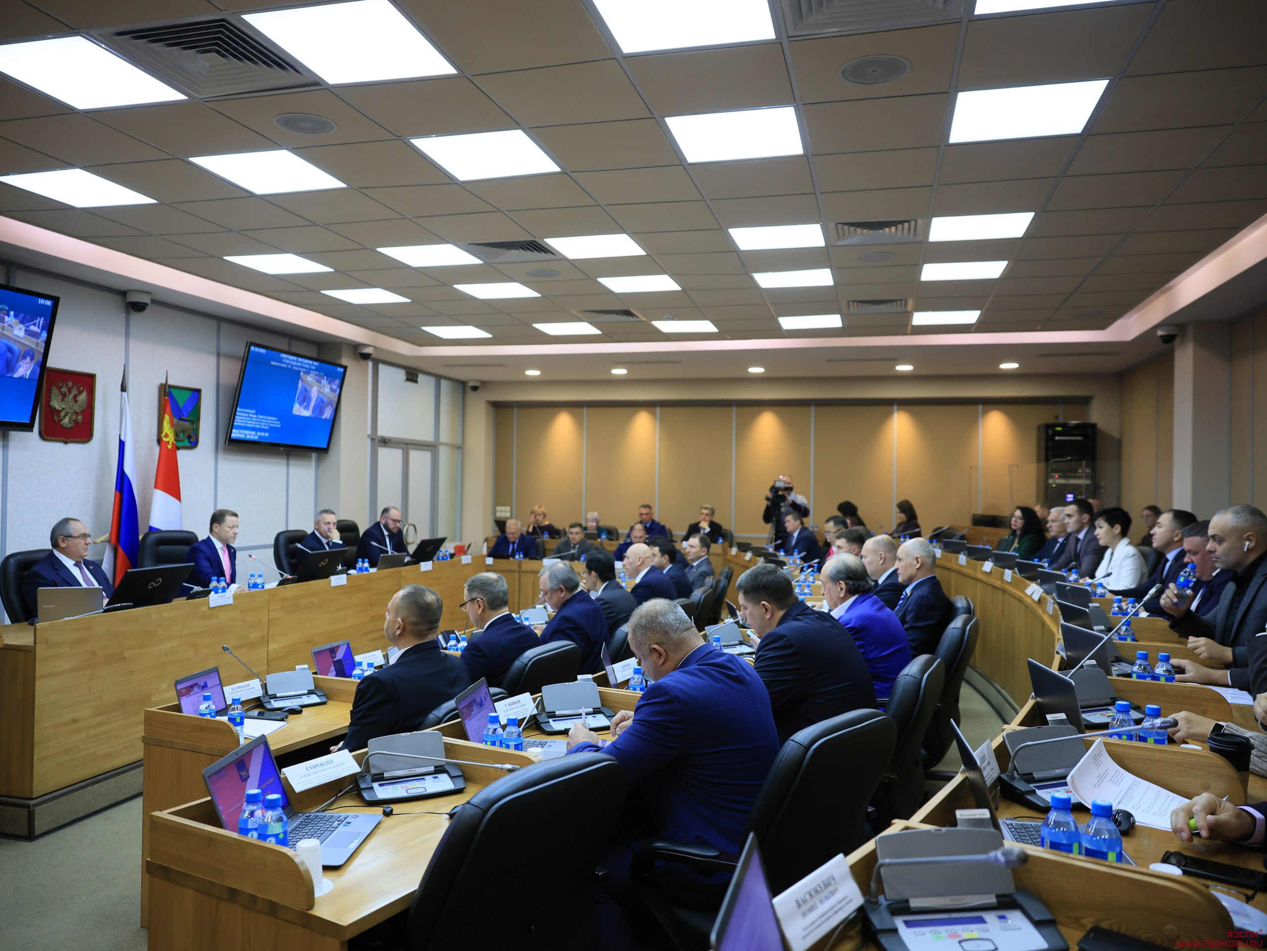 Депутаты утвердили перераспределение расходов краевого бюджета на текущий год Корректировка коснулась финансирования мероприятий которые включены в планы социального развития центров экономического роста дальневосточных регионов При этом основные параметры главного финансового документа края на 2025 год остались неизменными Как сообщил председатель комитета по бюджетно налоговой политике и финансовым ресурсам Галуст Ахоян внесение поправок призвано обеспечить максимально эффективное расходование бюджетных средств Финансирование снимается с тех объектов что идут с отставанием от намеченных планов и переносится на мероприятия которые активно реализуются Всего снижение расходов предусмотрено по пяти мероприятиям на общую сумму 1 млрд 332 млн рублей По семи расходы увеличены на 1 млрд 330 млн рублей пояснил Галуст Ахоян Полностью читайте на нашем сайте Подписывайтесь на новости парламента