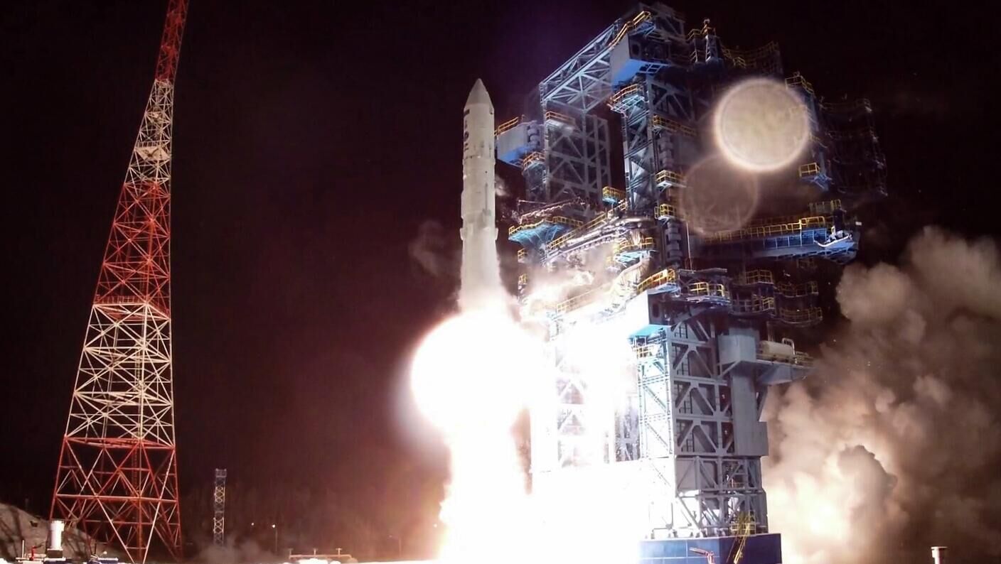 В России работают над модернизированной версией лёгкой ракеты Ангара 1 2 первый пуск с Восточного возможен после 2035 года сообщил заместитель гендиректора Роскосмоса по ракетным проектам Дмитрий Баранов Согласно презентации которую Баранов представил на пленарном заседании Академических чтений по космонавтике памяти Сергея Королёва первый пуск модернизированной ракеты которая получит название Ангара 1 2М возможен после 2035 года Он планируется с космодрома Плесецк в Архангельской области Уточняется что масса полезной нагрузки которую новая ракета сможет выводить на орбиту будет определена по результатам проектирования Базовая Ангара 1 2 выводит на низкую околоземную орбиту 3 5 тонны Баранов рассказал что при модернизации у ракеты будут заменены двигатели первой ступени на установку с повышенной тягой и удельным импульсом