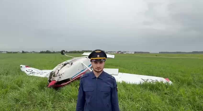 В Омской области легкомоторный самолет 'Цессна' совершил жесткую посадку