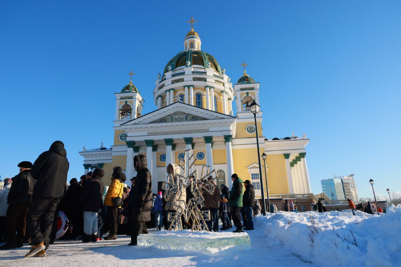 Более 25 тысяч южноуральцев посетили мероприятия в честь Рождества Вчера православные верующие России отмечали один из самых главных праздников Рождество Христово Согласно данным ГУ МВД по Челябинской области в регионе прошло более 200 праздничных мероприятий Сотрудники полиции обеспечивали безопасность народных гуляний Все храмы и площадки на которых проводились мероприятий были предварительно обследованы а затем взяты под круглосуточную охрану Всего в Рождество дежурство несло около 800 сотрудников ГУ МВД им оказывали помощь сотрудники Росгвардии дружинники сотрудники частных охранных предприятий Общая численность задействованных превысила 1200 человек Что же касается посещаемости то согласно статистике собранной полицией торжественные богослужения в ночь с 6 на 7 января а также дневные праздничные мероприятия посетило порядка 25 тысяч южноуральцев Благодаря принятым мерам праздничные религиозные мероприятия прошли без происшествий нарушений общественного порядка не допущено отметили в пресс службе ГУ МВД по Челябинской области eugenejut