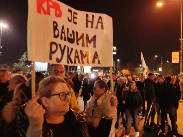 В Нови-Саде началась большая акция протеста   После трагедии, случившейся 1 ноября в Нови-Саде, где под завалами кровли железнодорожного вокзала погибли 14 человек, проходит массовая акция протеста.   Сообщается о значительных силах полиции, стянутых в город.   Надпись на плакате протестующей: "Кровь - на ваших руках".    – О Сербии по-русски