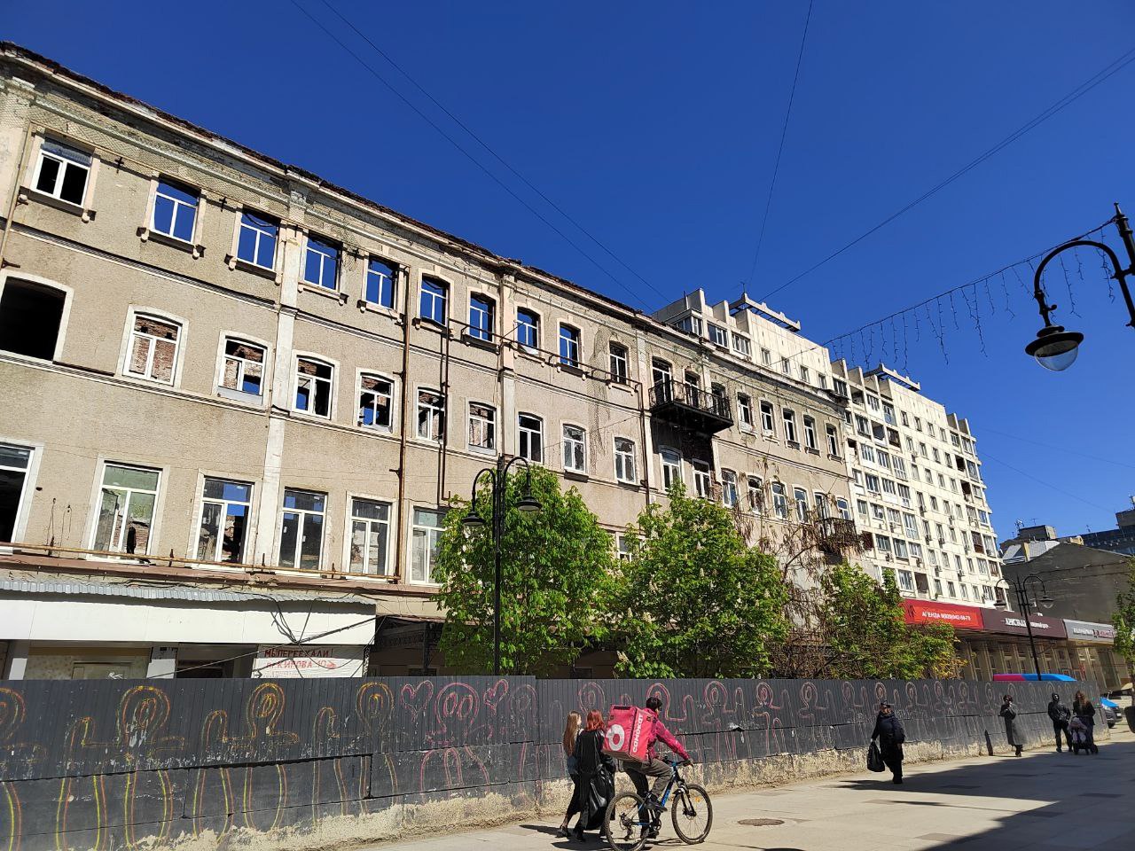 Начались работы по восстановлению здания гостиницы "Россия" на проспекте Столыпина в Саратове Инвесторы намерены реставрировать многострадальный архитектурный памятник как гостиничный комплекс, рассказали на заседании в гордуме. Прислать новость