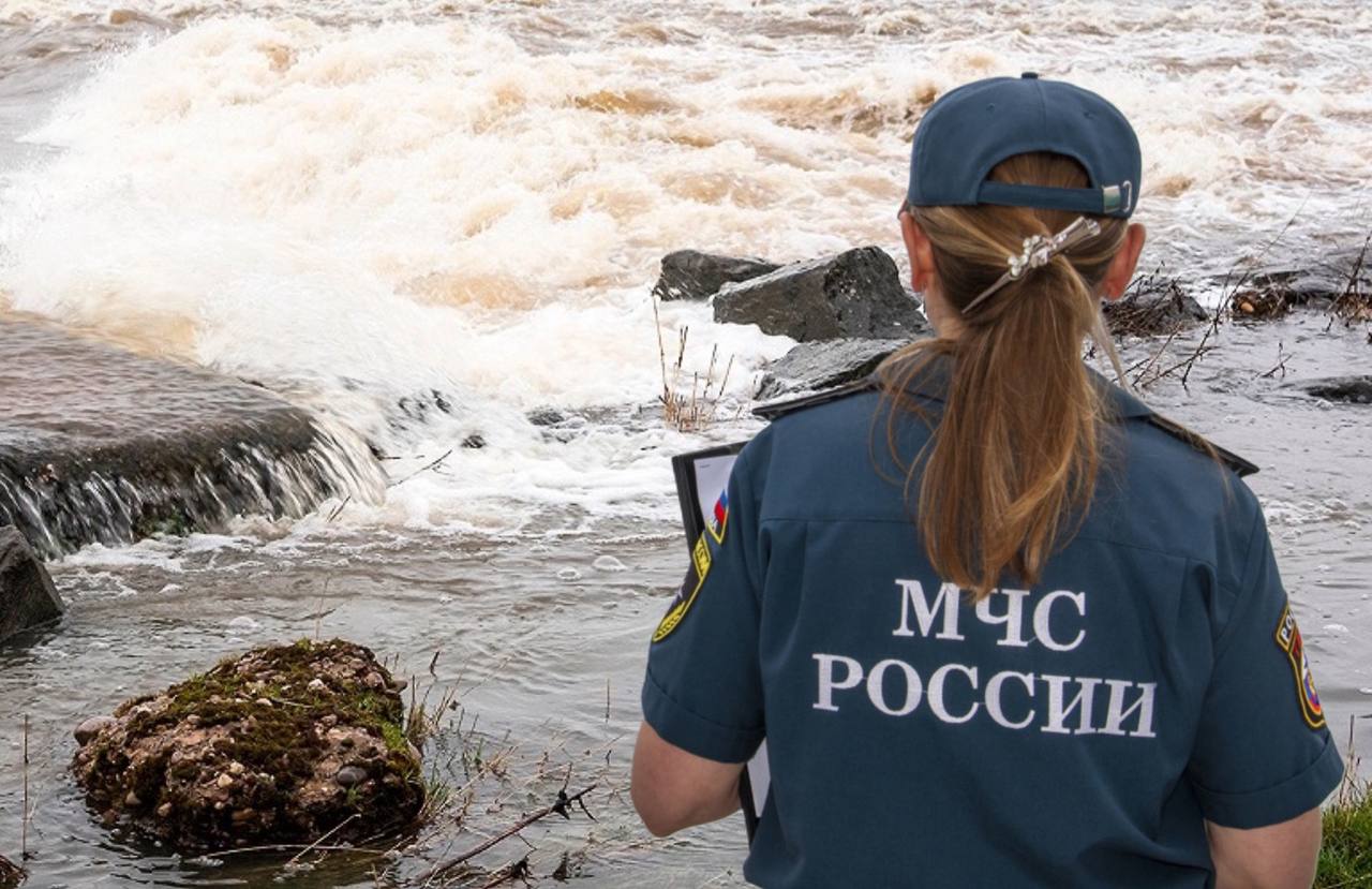 Спасатели помогли упавшему в реку мужчине в Сочи  Сочинские спасатели помогли мужчине, который упал в реку. Инцидент произошел в минувшую субботу, 23 ноября, сообщает пресс-служба ЮРПСО МЧС России.  «В минувшую субботу специалисты ЮРПСО спасли мужчину, который упал в русло реки Бзугу неподалеку от ее устья. Сотрудники МЧС при помощи лестницы и альпинистского снаряжения эвакуировали пострадавшего из реки, мужчина получил травму головы»,— рассказали в ведомстве.  От дальнейшей помощи 50-летний пострадавший отказался. В травмпункт его отвезли друзья. В ЮРПСО уточнили также, что признаков опьянения у сочинца не было. По словам самого спасенного, он не удержался и упал в реку с парапета.    Подписаться   Поделиться