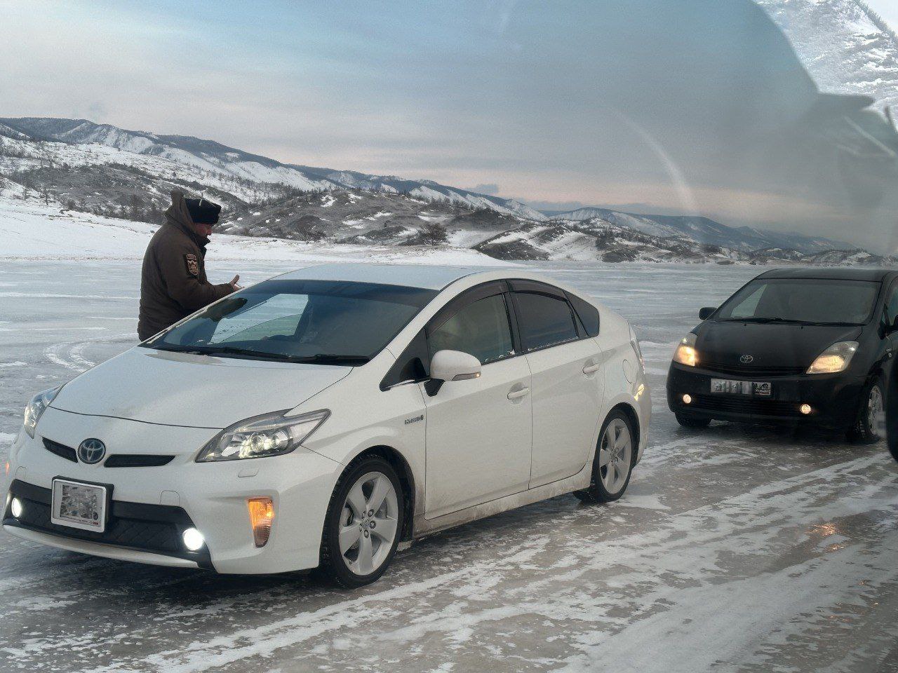 На Байкале на лёд вовсю начали выезжать водители Хотя лёд еще тонкий и это опасно Госинспекторы в новогодние каникулы уделяют особое внимание побережью Малого моря Накануне 9 января 2026 года только в одной из точек Мухорского залива за полчаса было остановлено 6 водителей которые выехали на лёд Коварство байкальского льда в пропаринах живых трещинах разрастающихся от нескольких сантиметров до полутора двух метров буквально за час За поездку по льду Малого моря можно получить сразу несколько штрафов до 4 5 тысяч непосредственно за выезд на лёд и до 4 тысяч за нарушение режима охраны Прибайкальского нацпарка Штрафы и с нашей стороны за выезд в акваторию нацпарка Но главная цель рейдов не допустить травмирования и гибели людей на неокрепшем байкальском льду сообщает Заповедное Прибайкалье Новости Бурятии и Байкала