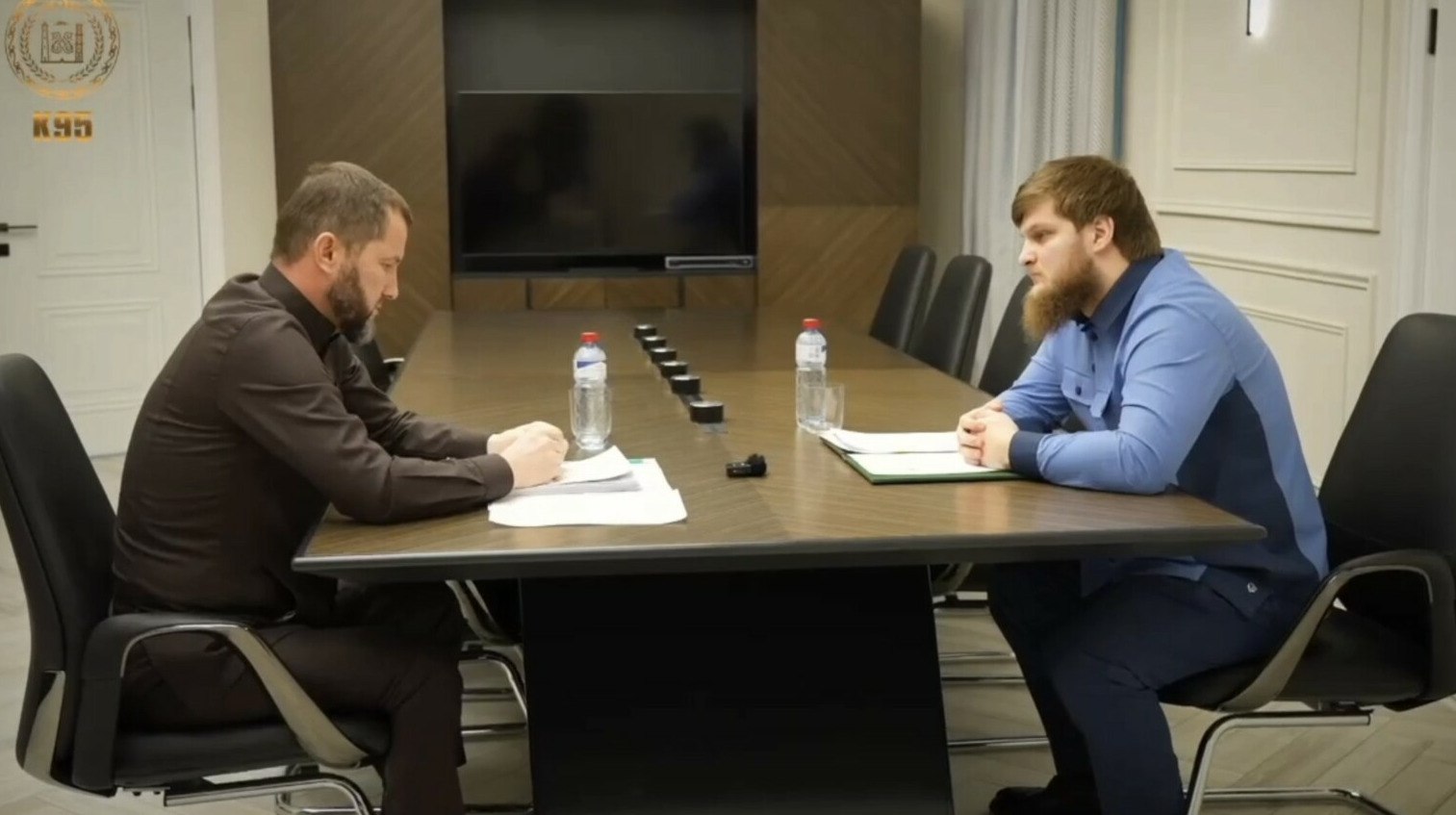 Сын главы Чечни стал куратором школ и вузов республики 20 летний Ахмат Кадыров стал куратором образования в Чечне по решению отца передает ArbatMedia О новом назначении Ахмат Кадыров написал в своем телеграм канале Он подчеркнул что образовательная сфера представляет собой фундаментальное направление для развития республики На рабочей встрече с главой регионального министерства образования и науки Хож Бауди Дааевым обсуждались основные задачи Среди них обновление школьной инфраструктуры ликвидация обучения во вторую смену улучшение образовательных стандартов и привлечение дополнительной федеральной помощи Вместе мы сможем достичь новых высот и обеспечить светлое будущее для наших детей заявил Ахмат Решение о назначении принял глава Чечни Рамзан Кадыров доверив сыну курировать одну из важнейших отраслей региона Прислать новость