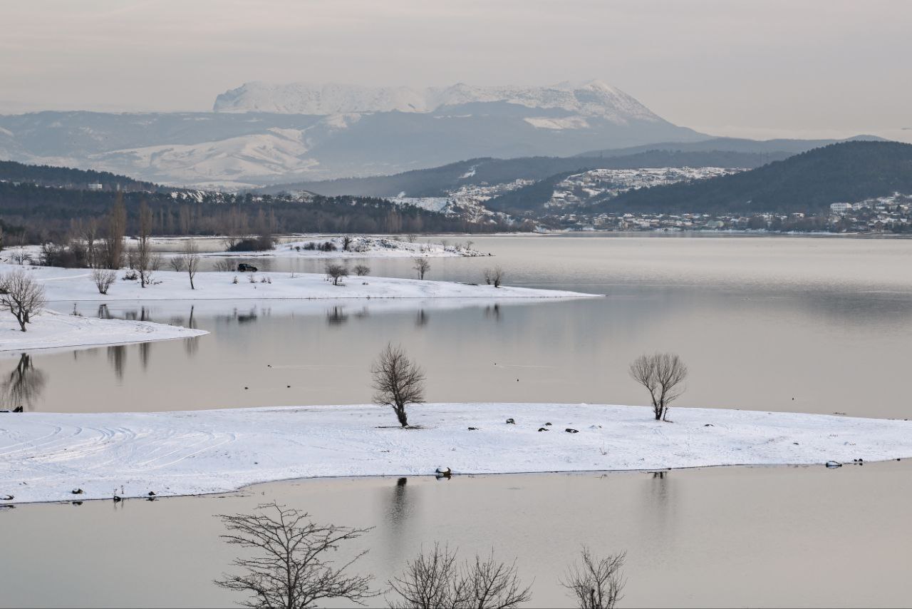 Аксёнов С начала года в питьевые водохранилища естественного стока Республики Крым поступило около 76 млн куб м что составляет всего около 40 от проектного объема В целом по состоянию на 9 февраля 2026 года суммарный объем наполнения всех водохранилищ полуострова без учета Чернореченского водохранилища в Севастополе составляет порядка 150 млн куб м из них наполняемость питьевых водохранилищ естественного стока составляет около 108 млн куб м наливных водохранилищ Восточного Крыма 19 млн куб м Этого хватит на 320 340 суток без учета будущего притока воды