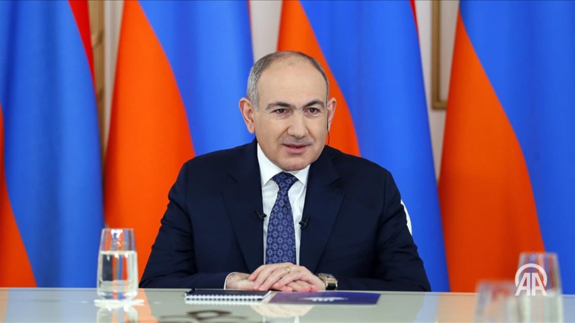 Премьер-министр Армении Никол Пашинян заявил о необходимости проведения внеочередных выборов Католикоса всех армян. Об этом глава правительства написал в соцсетях.  «Внеочередные выборы однозначно должны состояться. Но это должны быть внеочередные выборы католикоса всех армян», - отметил политик.  Ранее Пашинян обвинил главу Армянской Апостольской Церкви Гарегина II в нарушении обета безбрачия. В связи с этим премьер призвал Католикоса уйти в отставку. Политик отметил, что согласно канонам Армянской Апостольской Церкви, лицо, нарушившее обет безбрачия, не имеет права быть Католикосом.  Противостояние между властями и церковью обострилась на фоне массовых протестов и активного участия в них лидера движения «Священная борьба» архиепископа Баграта Галстаняна.  Утром, 27 июня сотрудники Службы национальной безопасности Армении прибыли в резиденцию католикоса в Эчмиадзине, чтобы задержать архиепископа, однако встретили отпор со стороны верующих и священников.  25 июня Следственный комитет Армении сообщил о подготовке терактов с целью захвата власти в Армении со стороны членов оппозиционной «Священной борьбы». В домах лидера движения архиепископа Баграта Галстаняна и его сторонников прошли масштабные обыски. Вечером того же дня суд арестовал их.     24/7 в сутки с Агентством «Анадолу»