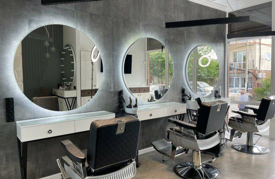 Почти половина всех салонов красоты в Петербурге выставлены на продажу Почти половина всех салонов красоты в Петербурге выставлены на продажу из за новых законов о повышении НДС и снижения планки для УСН На срочной продаже висят около 40 салонов Эксперты считают что в 2026 году цены на парикмахерские и маникюр взлетят в космос bisrub