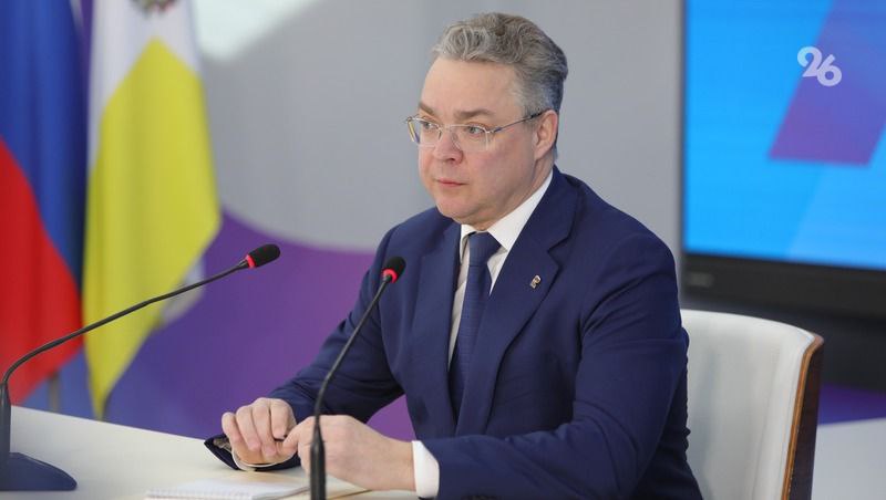 Краевое министерство по делам ГО и ЧС создадут на Ставрополье Ведомство приступит к работе в начале 2026 года, оно будет отвечать за предупреждение чрезвычайных ситуаций и быстрое реагирование в экстренных случаях Губернатор Владимир Владимиров поручил подготовить к ноябрю 2025 года нормативно-правовую базу, в соответствии с которой будет работать новое министерство. Он уточнил, что полномочия, распределённые между разными ведомствами, теперь будут сосредоточены в одной структуре. «От пожаров и паводков до техногенных происшествий. Задача — повысить скорость реакции и работы в тех ситуациях, когда счёт времени идет на минуты», — отметил глава края.
