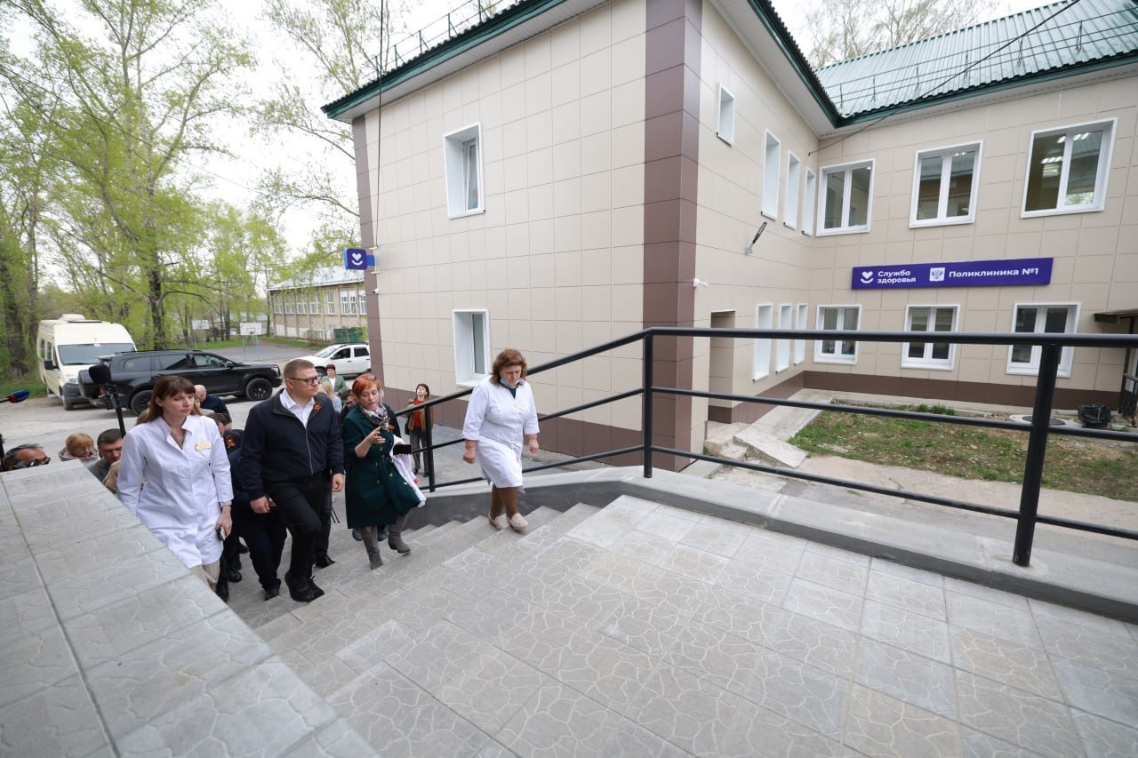 Алексей Текслер проинспектировал ход ремонтных работ в Кусинской районной больнице Капремонт здесь провели в рамках программы «Модернизация первичного звена учреждений здравоохранения». «Первичному звену в Кусинском районе уделяем особое внимание. За последние годы на всех объектах идёт работа, где-то уже закончена, где-то в процессе. Сегодня были в больнице Кусы. Работы практически завершены. Недавно завершили работы в детской больнице в Медведёвке, в амбулатории. В этом году работы продолжаются в детской поликлинике уже в Кусе и в посёлке Магнитка. Местная больница находится в ремонте, и плюс усиливаем её оборудованием. Приобрели передвижной ФАП. Сегодня отдельно обсудили проблему кадров. Условия работы меняются, в том числе и для персонала, вопрос усиления кадров крайне актуален. Город выделил средства для поддержки молодых специалистов. А мы по нашей программе приобретаем квартиры, чтобы молодые специалисты могли жить в комфортных условиях», - отметил Алексей Текслер.