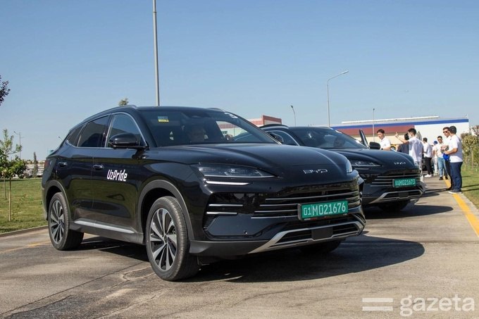 BYD представила первую модель своего бренда локализованную в Узбекистане Song Plus UzPride Кроссовер также впервые оснащается голосовым ИИ ассистентом с поддержкой узбекского языка Модели UzPride производятся по принципу из Узбекистана для Узбекистана заявил замглавы BYD Central Asia Иван Цао При этом обеспечивается такой же жесткий контроль качества как в Китае Местные автомобили местное производство местный язык местное финансирование и сервис именно это делает проект по настоящему локальным отметил Цао Компания также планирует начать продажи в Узбекистане внедорожников Bao 5 и Bao 8 По словам Ивана Цао они могут стартовать в конце 2025 начале 2026 года www spot uz ru 2025 08 30 byd uzpride Telegram Instagram YouTube
