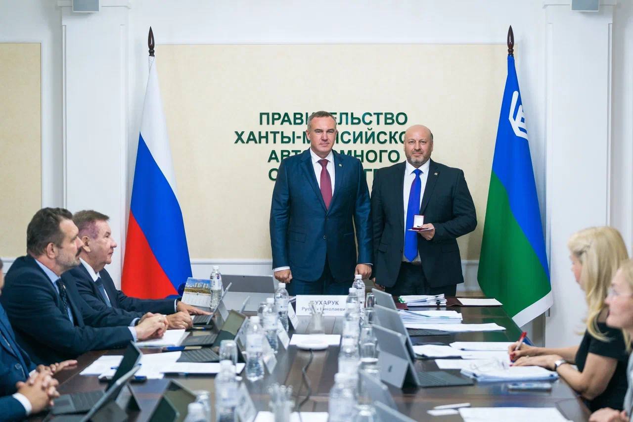 Заместитель губернатора Югры Анатолий Уткин покидает пост Об этом решении стало известно сегодня на очередном заседании правительства автономного округа, которое провел губернатор Руслан Кухарук. «В связи с переездом в другой регион заместитель губернатора Югры Анатолий Валерьевич Уткин принял решение завершить работу в команде Правительства автономного округа. Анатолий Валерьевич внес значительный вклад в развитие нашего региона. Его профессионализм, ответственность и преданность делу снискали заслуженное уважение среди коллег и жителей округа», – отметил руководитель автономного округа Руслан Кухарук. Он поблагодарил Анатолия Уткина за многолетний труд, вручил премию «За выдающийся вклад в социально-экономическое развитие Югры» и пожелал успехов на новом месте. В ведении заместителя губернатора Югры Анатолия Уткина был департамент по управлению государственным имуществом, а также контроль и координация над департаментом административного обеспечения. Подробнее читайте тут! соцсети Руслана Кухарука