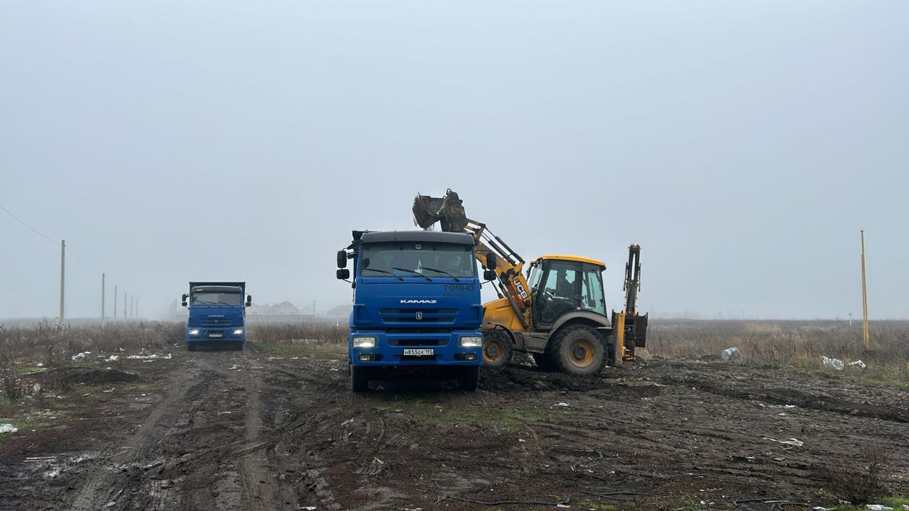 По Комарова в посёлке Российском, вблизи железной дороги, устраняют незаконную свалку  Наибольшая часть отходов здесь  — строительные, которые свозят «серые» мусорщики. Очистку проводит администрация совместно с предпринимателями, работающими в посёлке Российском. Работы по ликвидации несанкционированных свалок в этом районе будут продолжаться, пока вся территория не будет освобождена полностью.   Для предупреждения повторных фактов образования несанкционированных свалок рассматривается возможность организации патрулирования полицией и установки камер видеонаблюдения. Аналогичные меры применялись в Индустриальном. Это гарантированно поможет привлечь к ответственности нарушителей санитарного порядка.