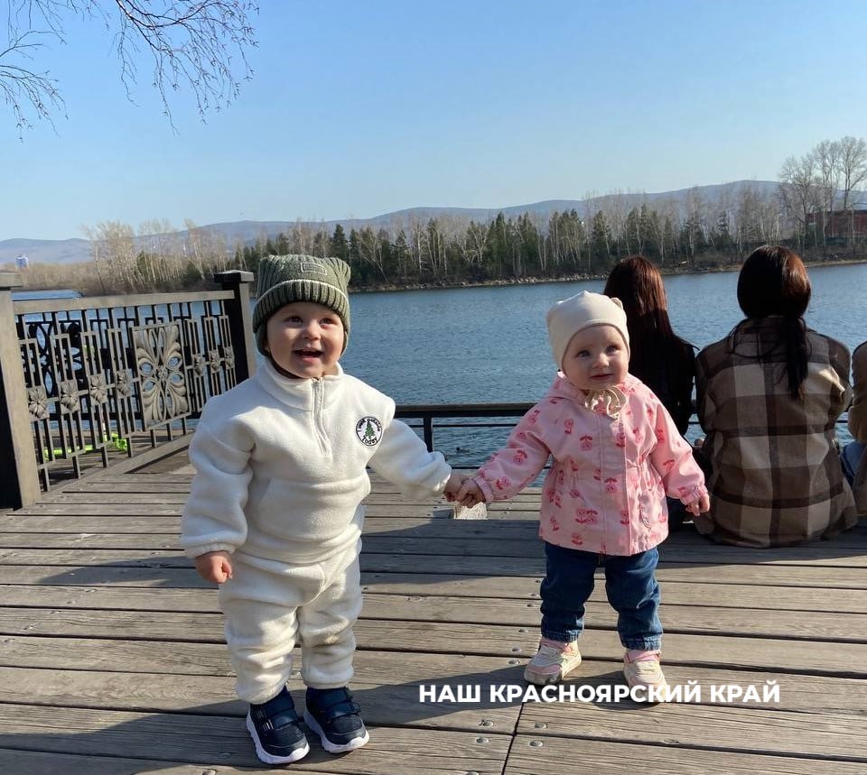 Каждый пятый житель Красноярского края — ребенок По данным Красноярскстата, на начало 2025 года в регионе проживало 623,8 тысячи детей 22 % от общей численности населения края : в возрасте до 6 лет – 200,2 тысячи человек 32,1 % , от 7 до 14 лет – 316,9 тысячи человек 50,8 % , от 15 до 17 лет – 106,7 тысячи человек 17,1 % . Мальчиков проживает больше, чем девочек — 51,4 % и 48,6 % соответственно. Дошколят в регионе насчитали 133,9 тысячи человек, в общем образовании на начало 2024/2025 учебного года обучалось 372,2 тысячи человек.