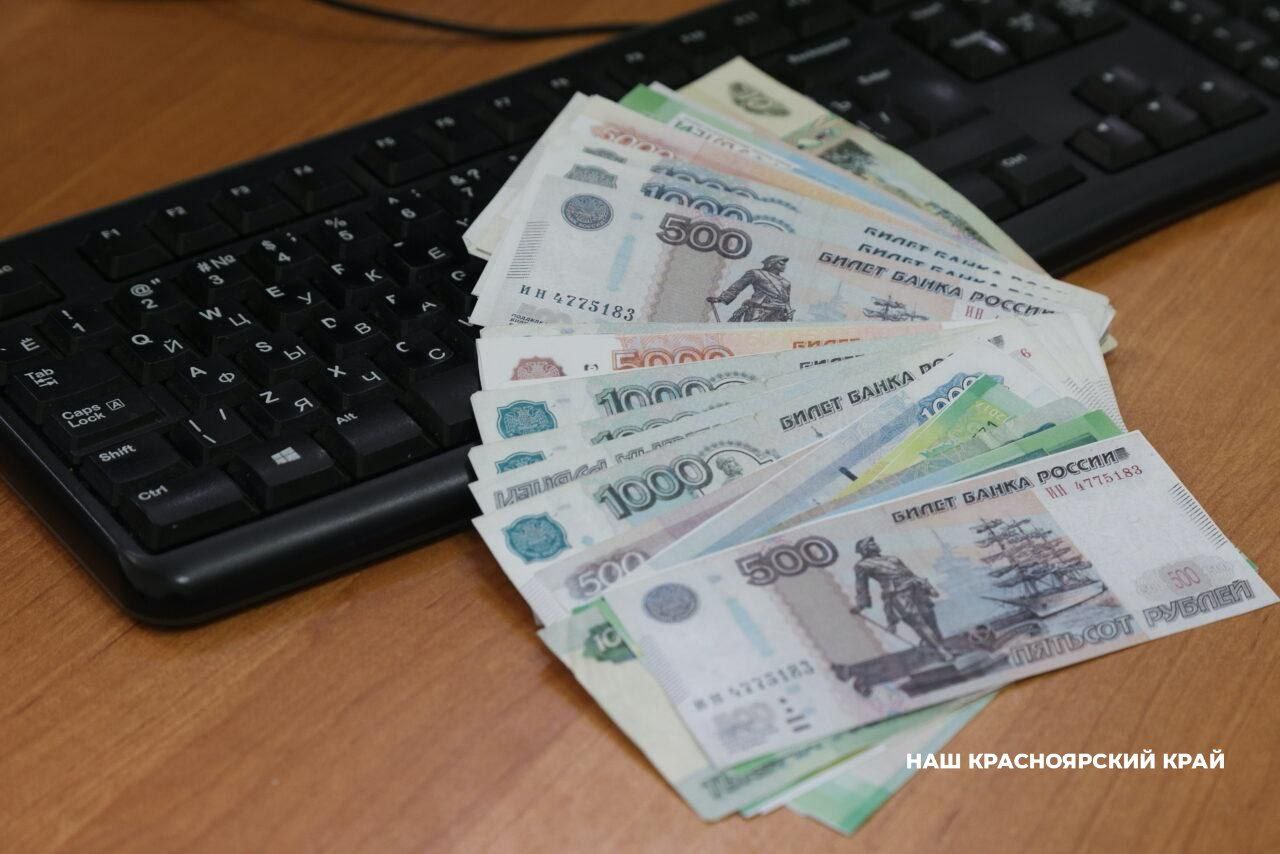 Почти 600 жительниц Красноярского края получили компенсацию за обучение вождению  С 2024 года по инициативе губернатора Красноярского края Михаила Котюкова женам участников специальной военной операции полагается 50 % компенсация оплаты за обучение вождению.   По данным министерства социальной политики региона, такой возможностью воспользовались уже почти 600 женщин.  Вернуть половину стоимости за обучение в автошколе могут жены участников СВО, которые заключили договор на обучение вождению после 24 февраля 2022 года. Учитывая, что средний размер стоимости обучения вождению в регионе составляет порядка 50 тысяч рублей, то размер выплаты – 25 тысяч рублей, пояснили в минсоцполитики края.  Для получения выплаты женам необходимо обратиться в местное отделение соцзащиты и предоставить копии необходимых документов:  паспорта;  свидетельства о браке;  документа, подтверждающего участие супруга в СВО;  договора на обучение с автошколой;  водительского удостоверения;  платежных документов, подтверждающих фактическую оплату заявителем обучения вождению.