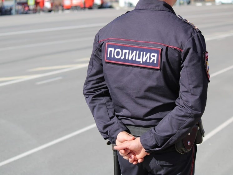 В Шахтах мошенники притворились знакомой пенсионерки и обманули ее на 2,5 миллиона рублей В городе Шахты в полицию обратилась пенсионерка, которая перевела мошенникам 2,5 миллиона рублей. Женщине написала знакомая и предупредила, что ее что персональные данные были использованы для отмывания денег. Приятельница сообщила пенсионерке, что совсем скоро с ней свяжутся сотрудники силового ведомства, и даже назвали их имена. Пострадавшая поверила. Вскоре ей позвонили лжеправоохранители и потребовали перевести деньги на «безопасный» счет., чтобы их не изъяли у нее во время обыска. - Действуя по инструкциям звонивших, я приобрела мобильные телефон с функцией бесконтактной оплаты и установила необходимые приложения. При каждом зачислении денежных средств на «резервный» счет мне присылали ссылку, переходя по которой на экране отображалась виртуальная карта. После зачисления денег мне было рекомендовано ее закрыть, - утверждает пенсионерка. После передачи денег аферистам, пострадавшая поняла, что никто не приедет к ней с обыском. Пенсионерка обратилась в полицию. ГУ МВД по Ростовской области отмечает, по факту случившегося завели уголовное дело по статье «Мошенничество в особо крупном размере» Подписаться на "Новости Ростова" Прислать новость