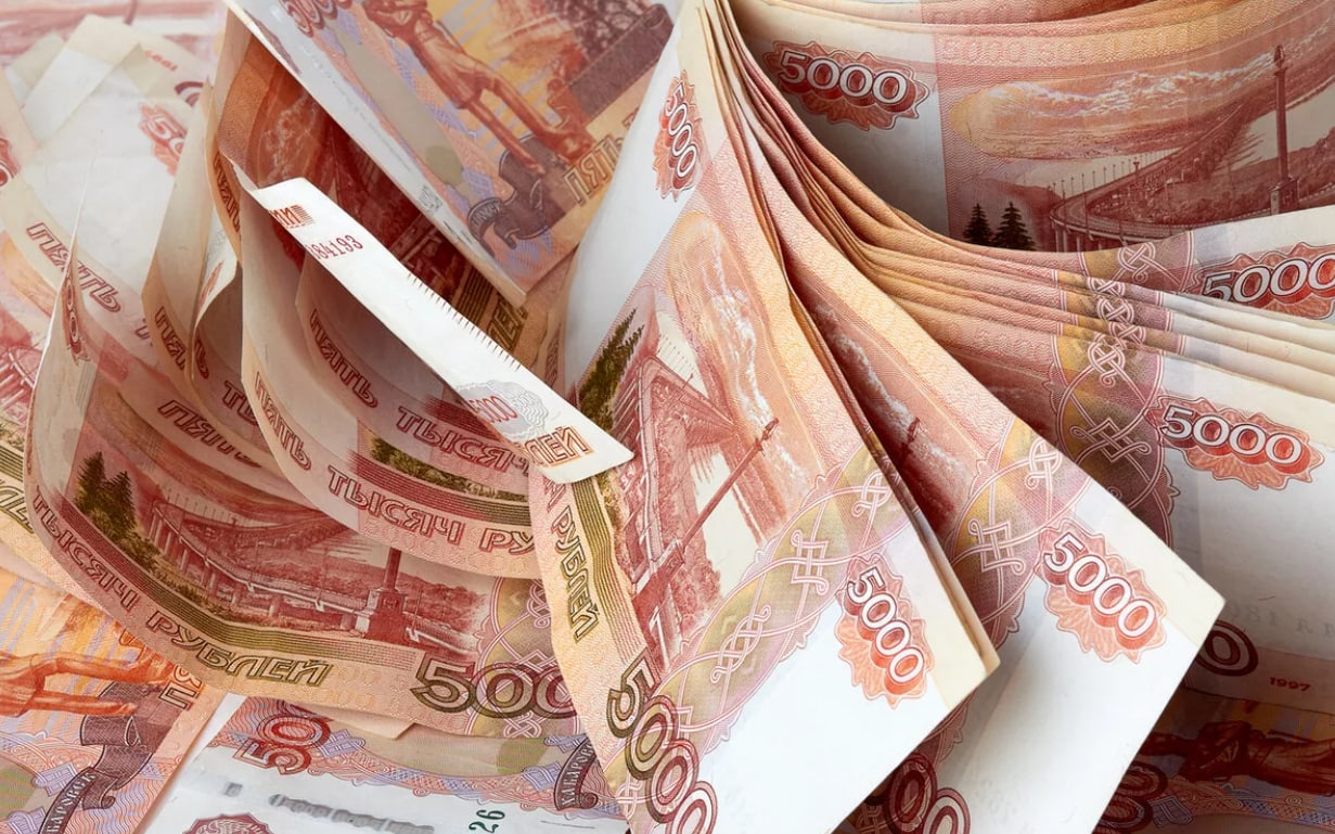 Средняя зарплата в Дагестане вдвое меньше общероссийского показателя В апреле 2025 года разрыв между максимальной и минимальной средней зарплатой в регионах России достиг рекордных 182 тысяч рублей исходя из данных Росстата. Для сравнения, больше всего зарабатывают на Чукотке — 223 тыс. рублей, меньше всего — в Ингушетии и Дагестане, где платят в среднем 41-44 тыс. рублей. При этом, в целом по стране средняя зарплата достигла отметки в 97 тысяч рублей, если верить статистике. Этот показатель больше прошлогоднего на 16%. Разница в размере зарплаты между регионами в пять раз объясняется тем, что в промышленных регионах выше занятость и доходы, пояснили ряд экономистов. А в южных субъектах, где преобладает сельское хозяйство и торговля, выше безработица, деятельность носит сезонный характер, а стабильных рабочих мест меньше, пишут «Известия». Кроме того, в районах Крайнего Севера и Сибири зарплаты увеличиваются за счет районных коэффициентов и надбавок. Канал - Экономика Дагестана