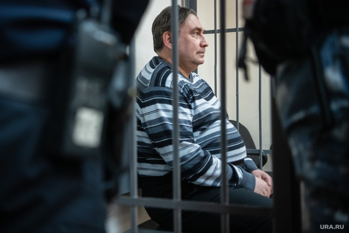 Свердловский экс-министр ЖКХ Смирнов решил уйти из СИЗО на СВО. По данным ПиГ, соответствующее прошение сейчас рассматривается, ясность будет после праздников. Смирнова задержали 23 января и предъявили обвинение в получении крупной взятки. В конце марта ему продлили арест – до 17 мая. Главный политический канал Урала