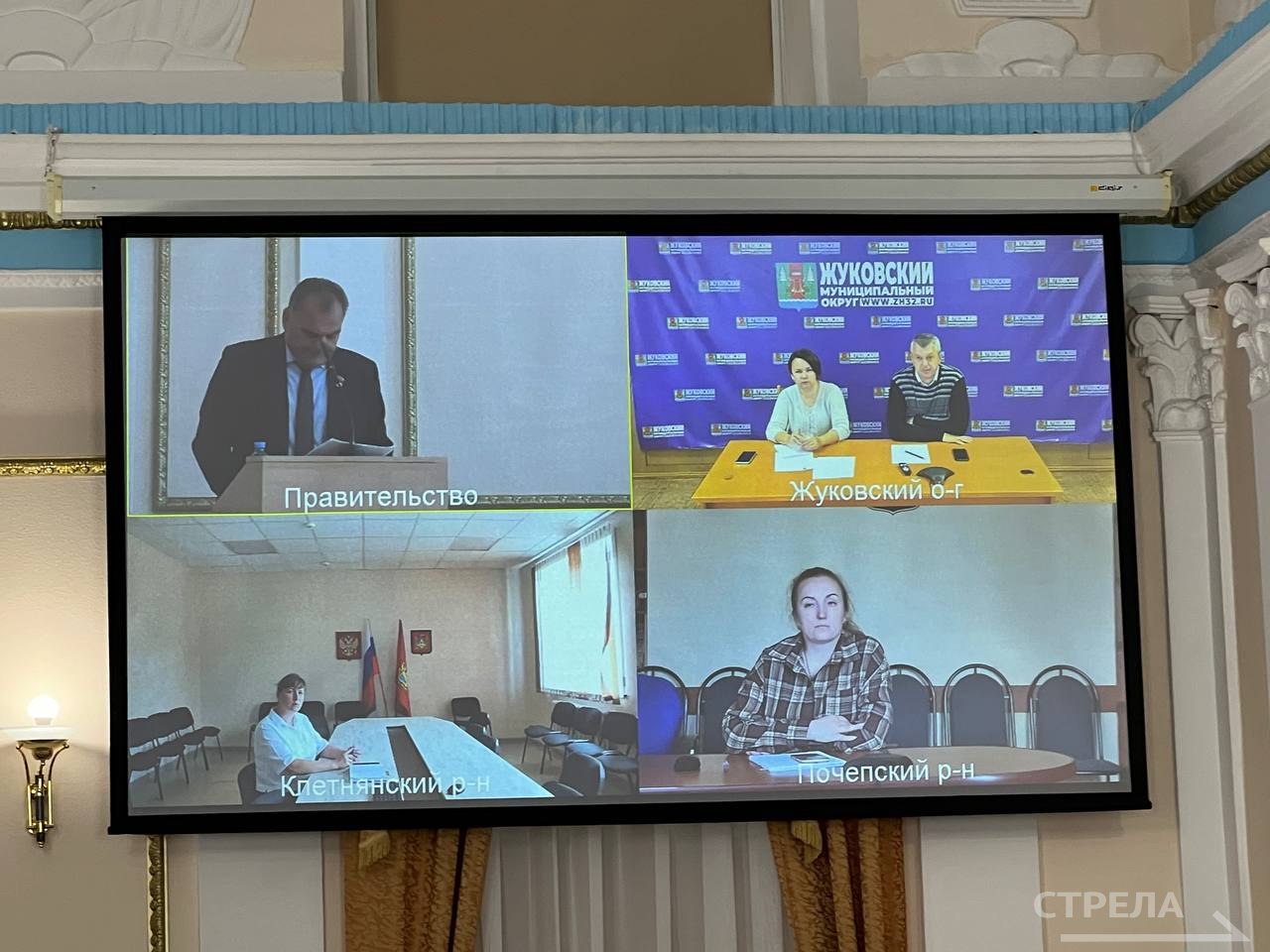 В Брянске прошло заседание совета по делам казачества в регионе. Мероприятие провел временно исполняющий обязанности заместителя Губернатора Виталий Свинцов. Собравшиеся обсудили ряд важных вопросов. В частности, была рассмотрена деятельность регионального Центра истории и культуры казачества. Он функционирует на базе областной научной универсальной библиотеки имени Ф.И. Тютчева. В настоящее время в регионе ведется активная системная работа, которая направлена на всестороннее развитие казачьего кадетского образования и духовно-нравственного воспитания подрастающего поколения. Такая деятельность включает в себя не только передачу знаний и навыков, но и формирует у молодых казаков глубокое уважение к истории, культуре и традициям своего народа. Подробнее - Фото: РИА «Стрела»
