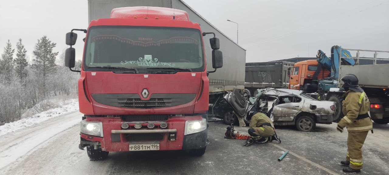 Легковушка влетела под фуру на 471 километре автодороги Сургут Салехард ДТП произошло сегодня утром На месте аварии работает отделение 12 пожарно спасательной части города Губкинского Пострадавшего вытащили из автомобиля и передали работникам скорой помощи Погибших нет Фото МЧС ЯНАО Новости Ямала Поддержать нас бустом